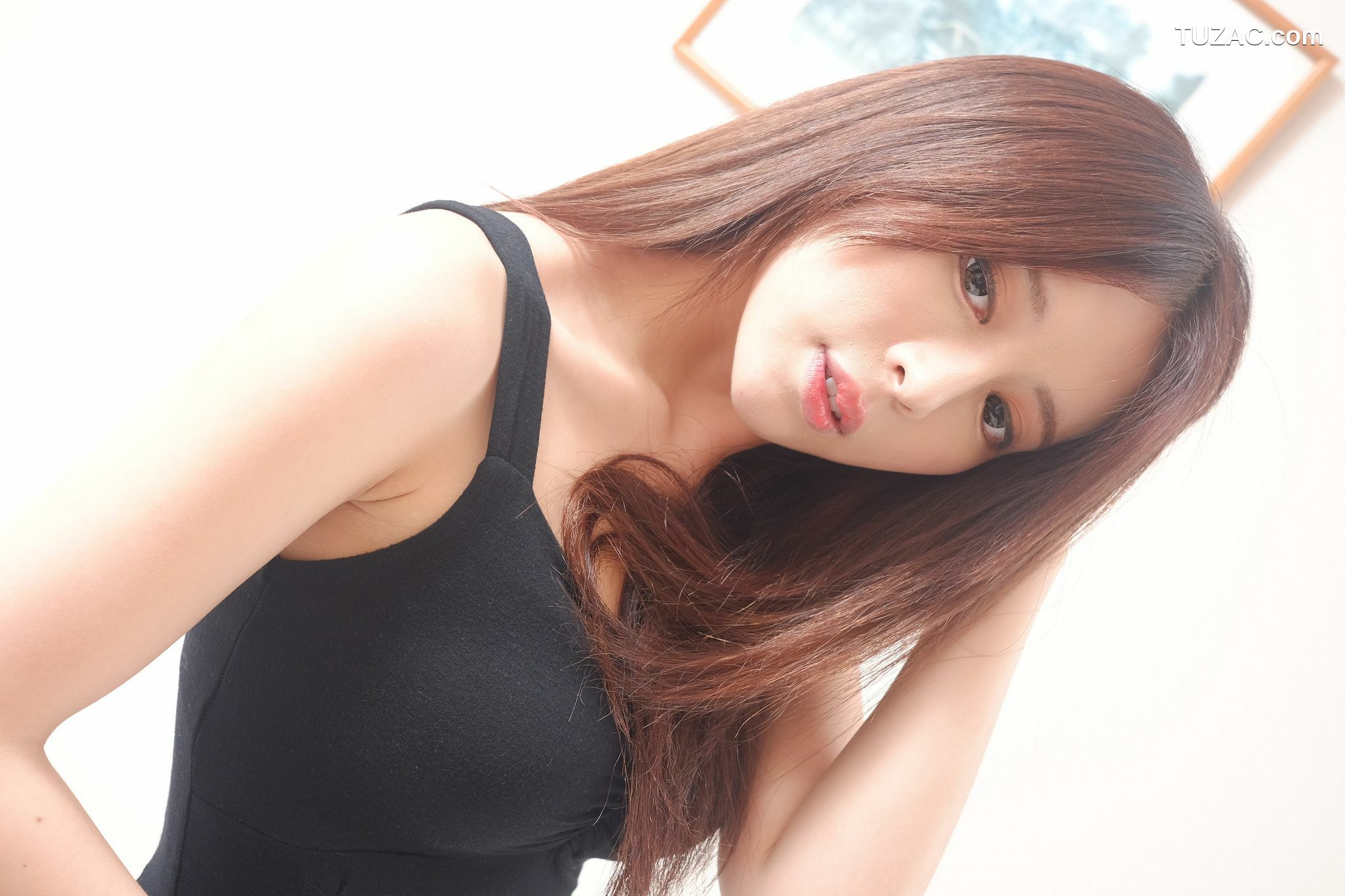 台湾正妹_网红嫩模张齐郡JULIE《甜美吊带女神》写真集