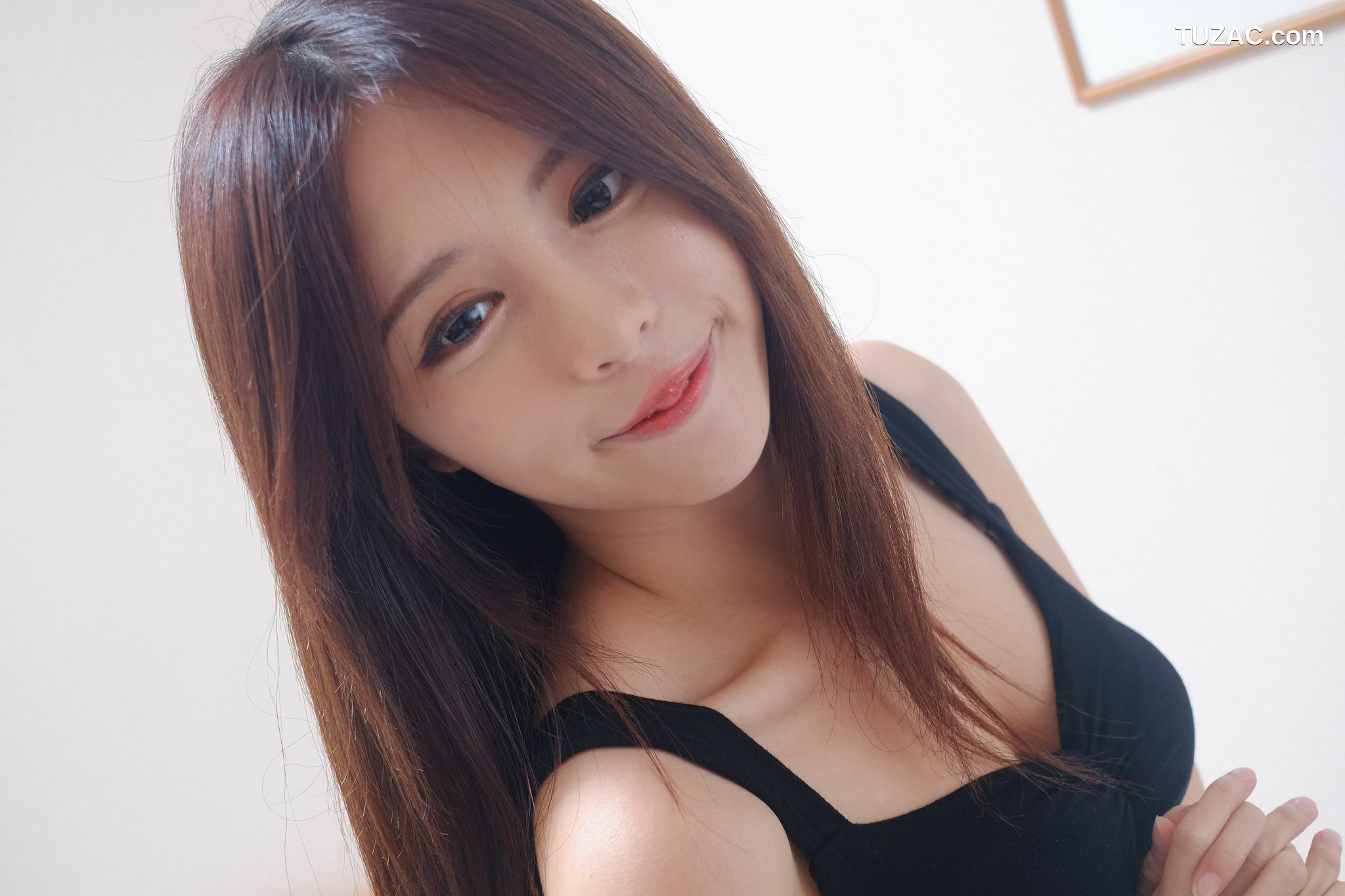 台湾正妹_网红嫩模张齐郡JULIE《甜美吊带女神》写真集