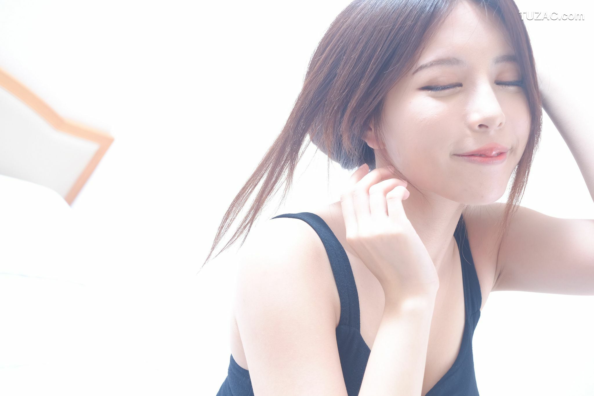 台湾正妹_网红嫩模张齐郡JULIE《甜美吊带女神》写真集
