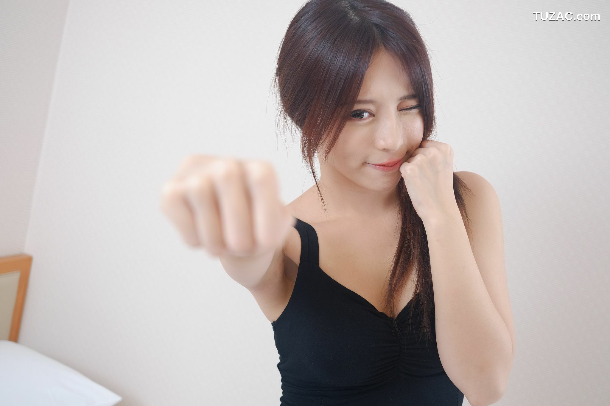 台湾正妹_网红嫩模张齐郡JULIE《甜美吊带女神》写真集