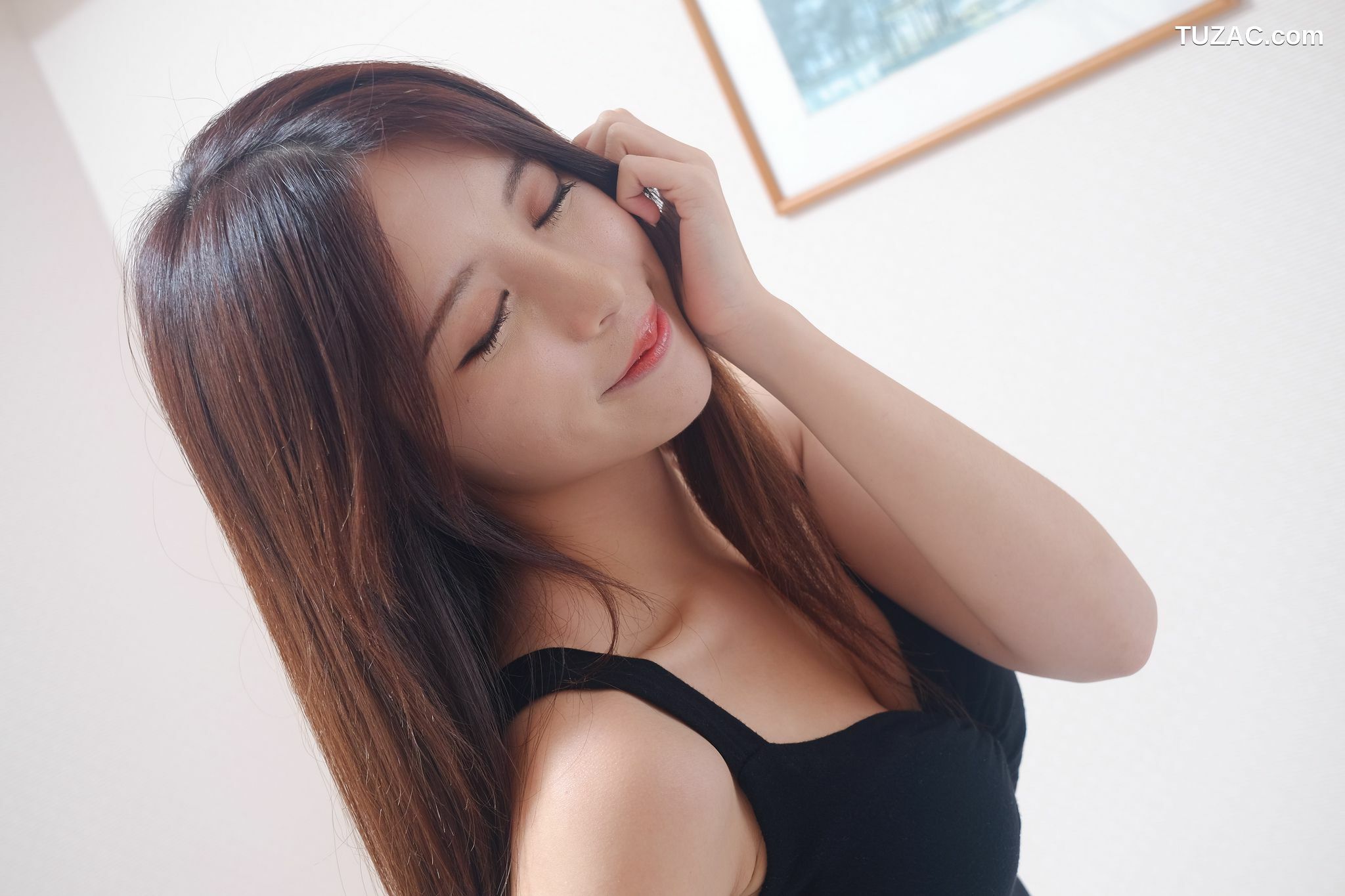 台湾正妹_网红嫩模张齐郡JULIE《甜美吊带女神》写真集