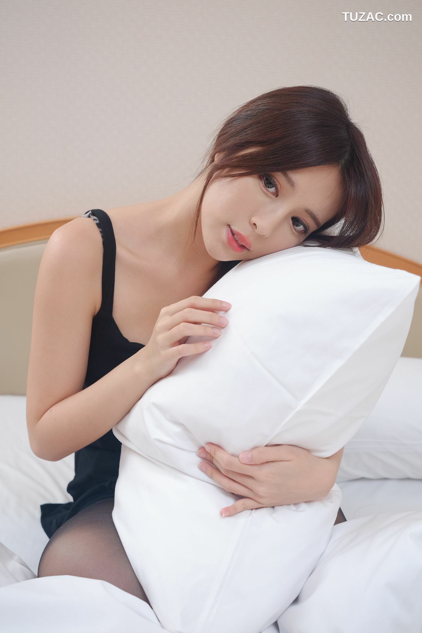 台湾正妹_网红嫩模张齐郡JULIE《甜美吊带女神》写真集