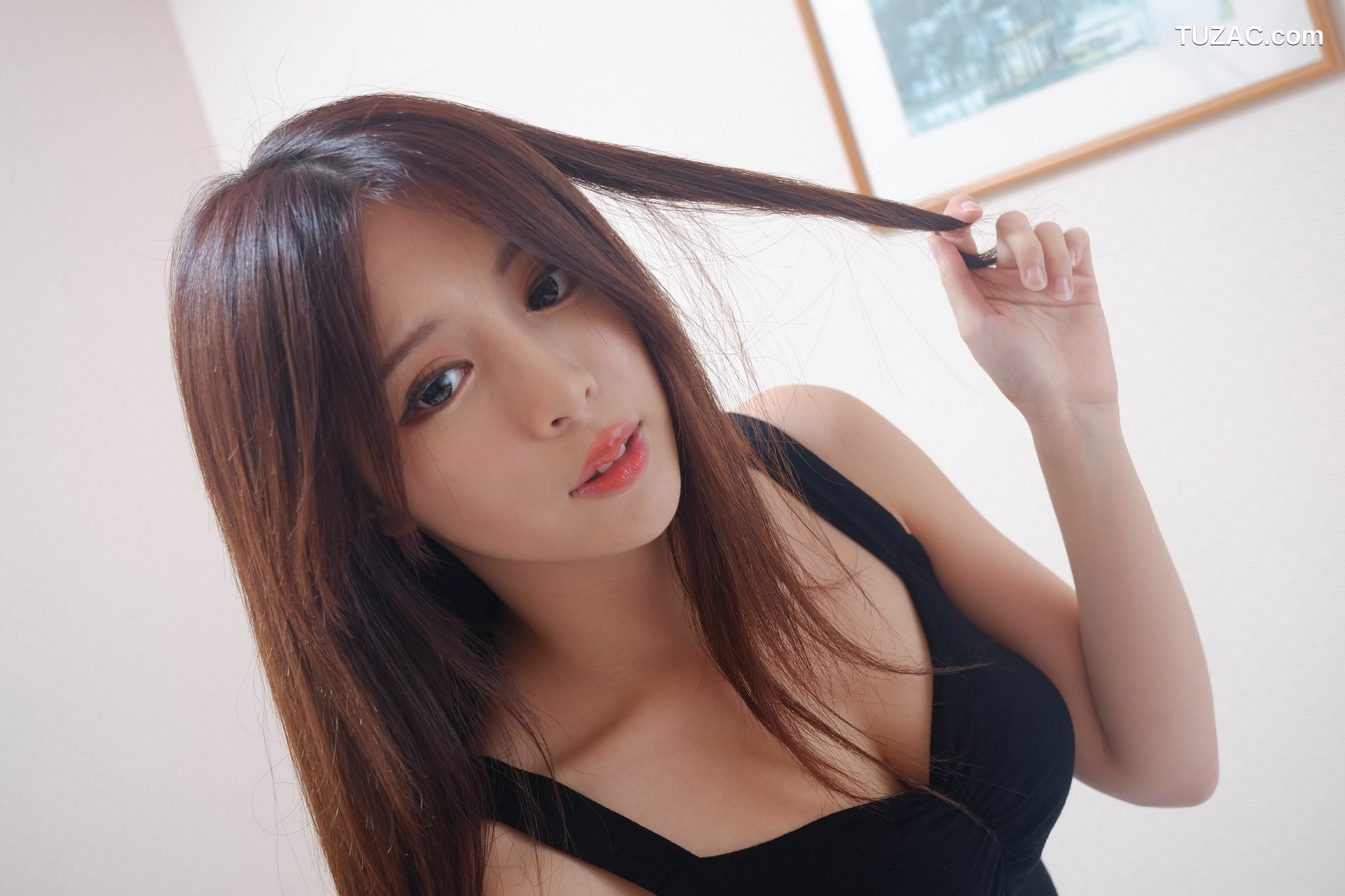 台湾正妹_网红嫩模张齐郡JULIE《甜美吊带女神》写真集