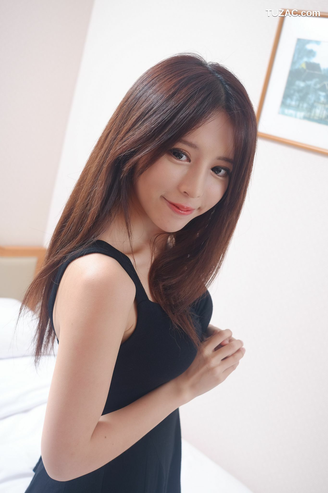 台湾正妹_网红嫩模张齐郡JULIE《甜美吊带女神》写真集