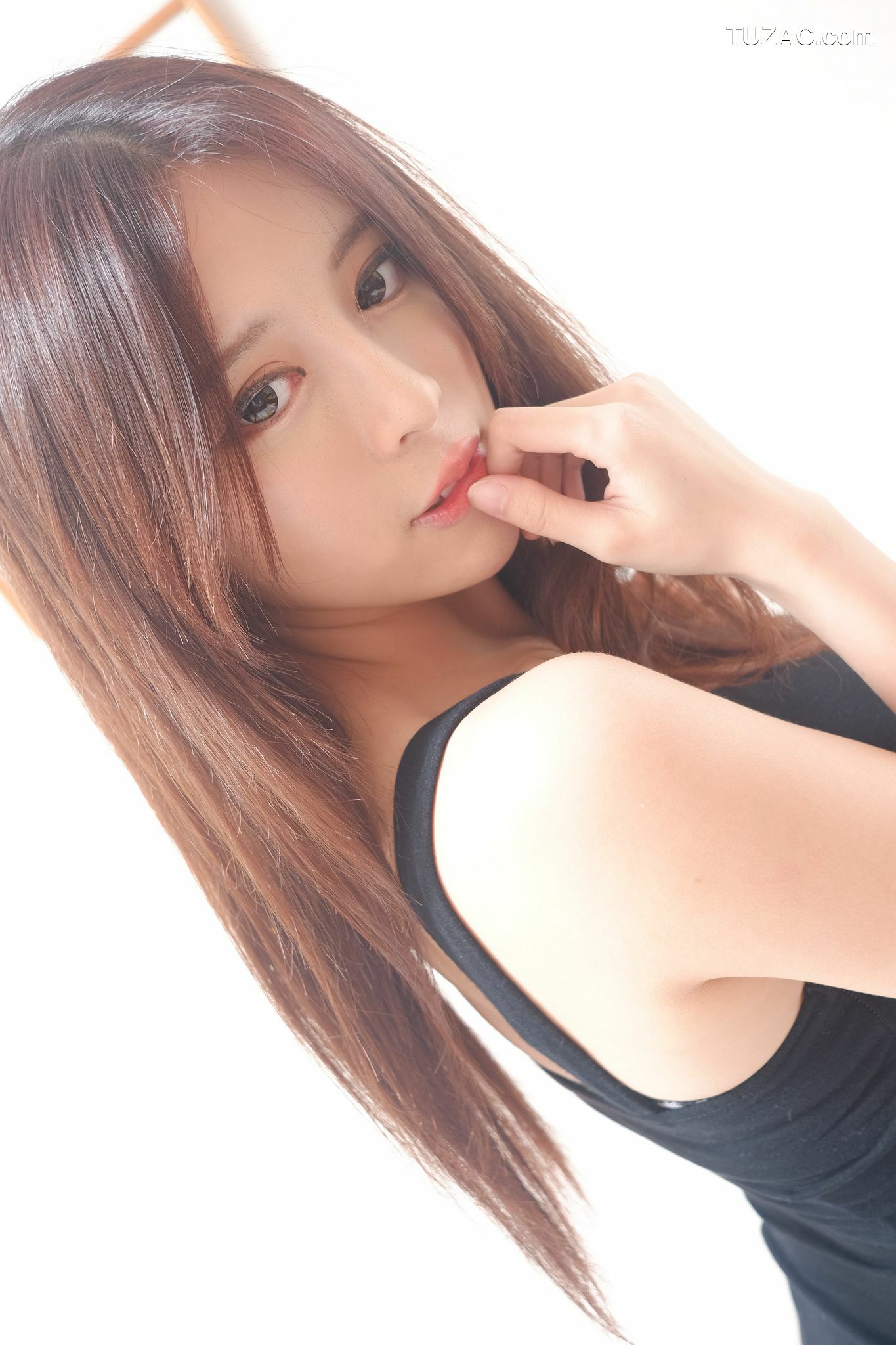 台湾正妹_网红嫩模张齐郡JULIE《甜美吊带女神》写真集