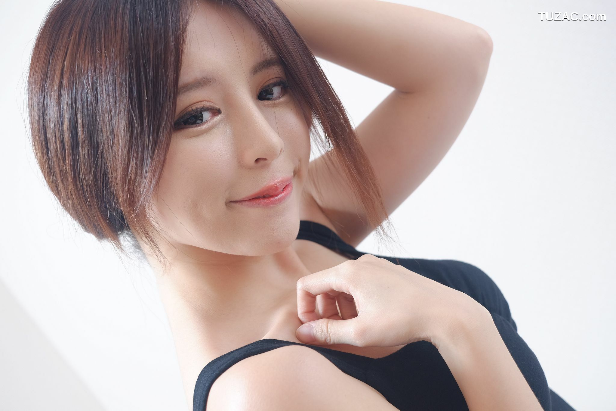 台湾正妹_网红嫩模张齐郡JULIE《甜美吊带女神》写真集