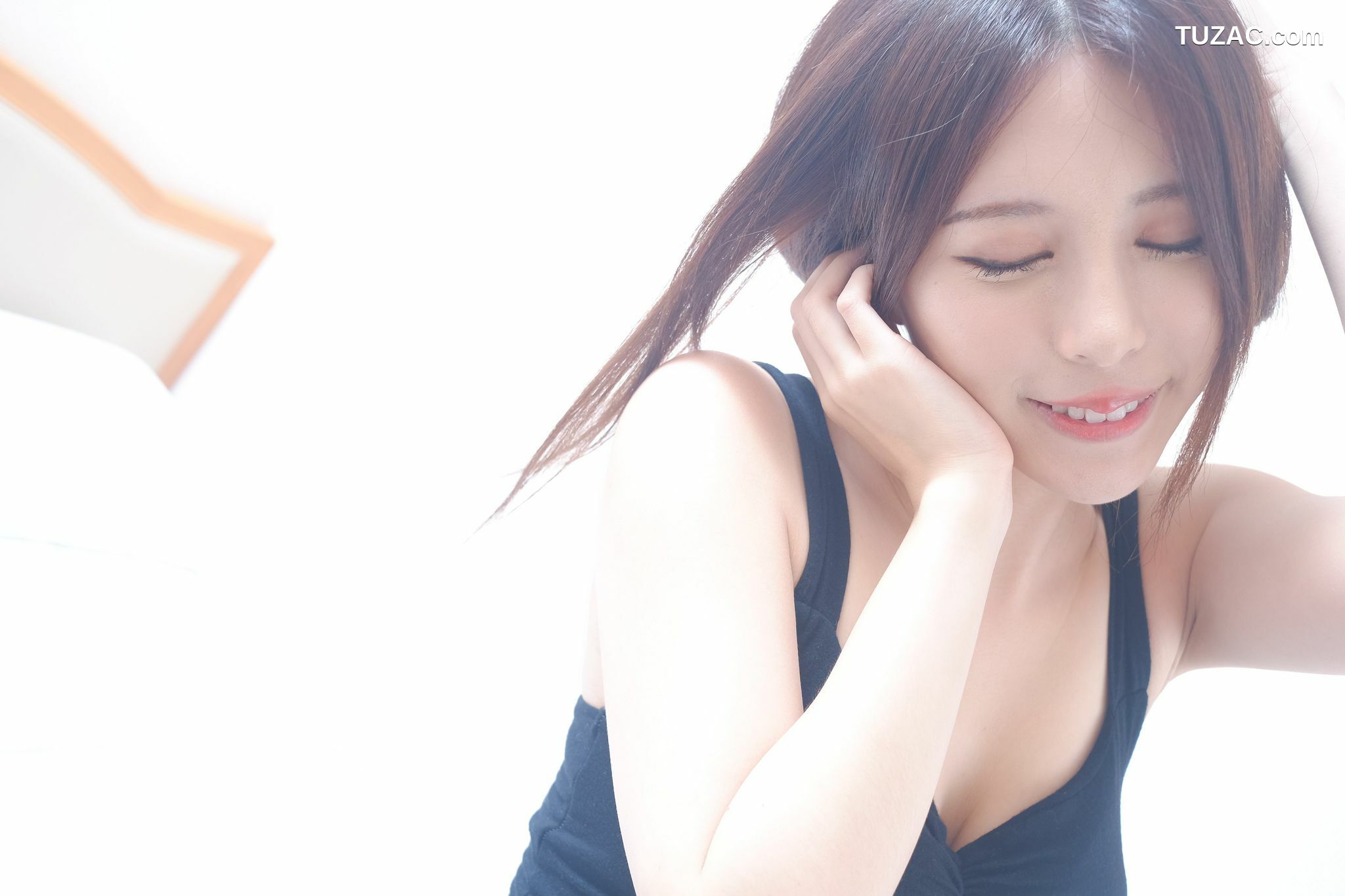 台湾正妹_网红嫩模张齐郡JULIE《甜美吊带女神》写真集