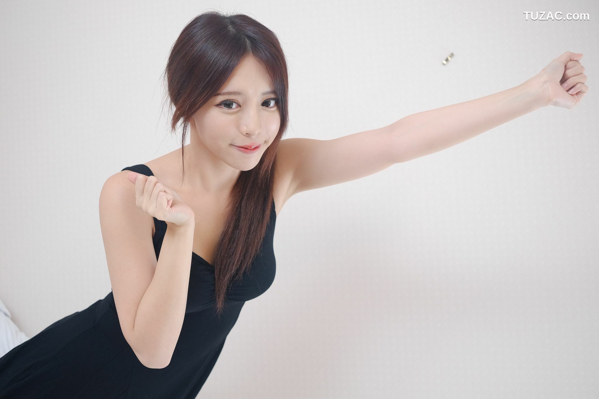 台湾正妹_网红嫩模张齐郡JULIE《甜美吊带女神》写真集