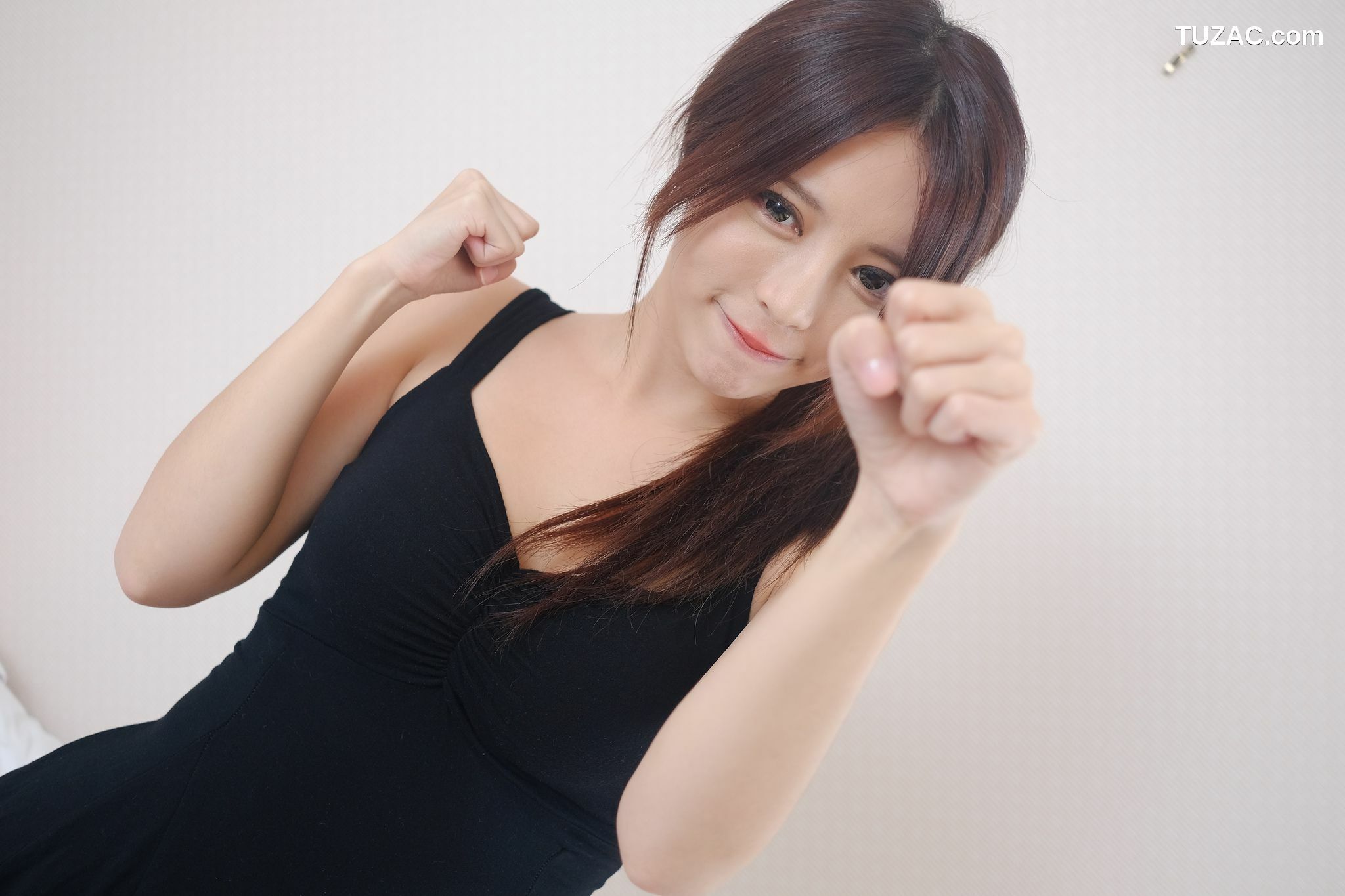 台湾正妹_网红嫩模张齐郡JULIE《甜美吊带女神》写真集