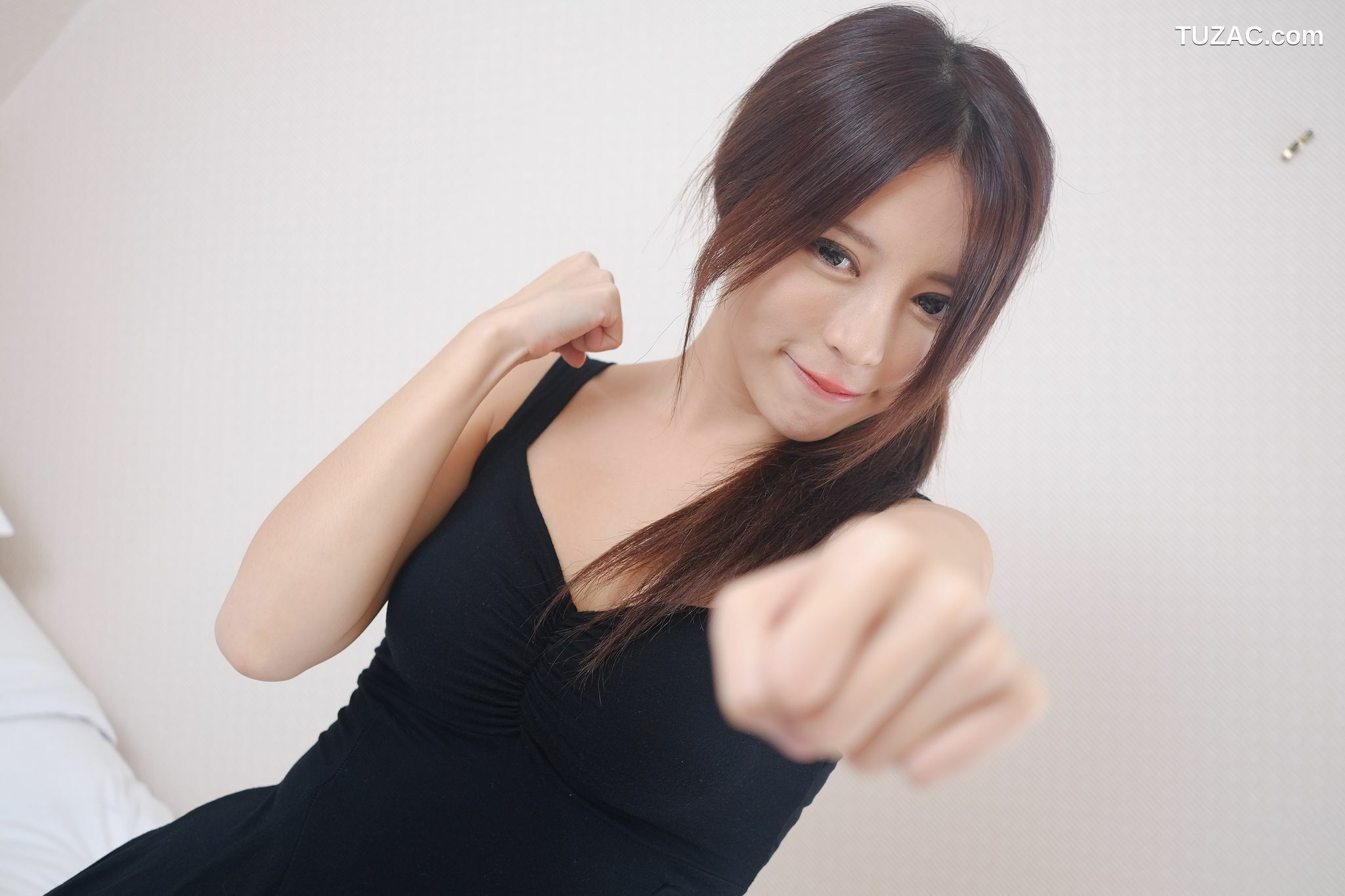 台湾正妹_网红嫩模张齐郡JULIE《甜美吊带女神》写真集