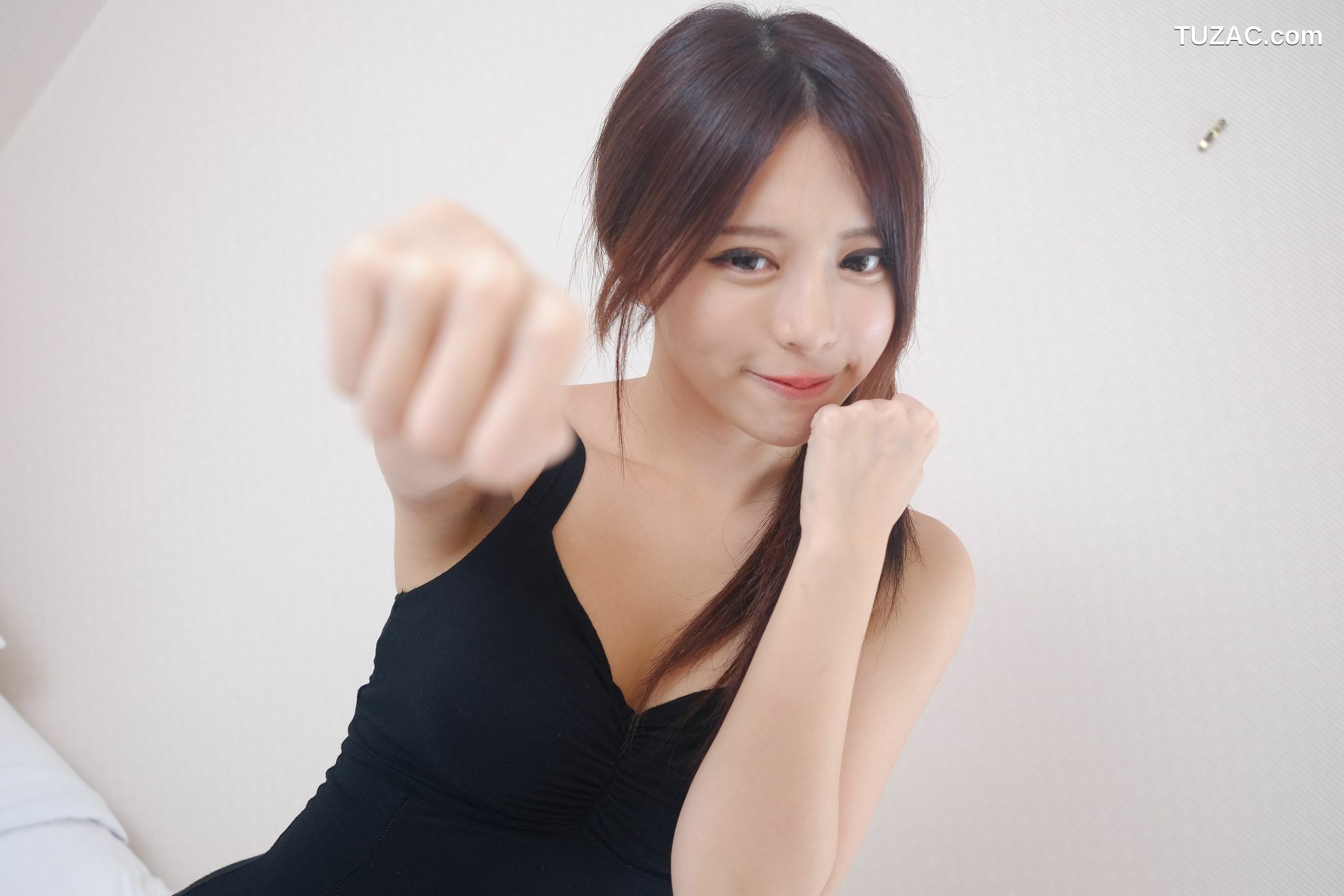 台湾正妹_网红嫩模张齐郡JULIE《甜美吊带女神》写真集