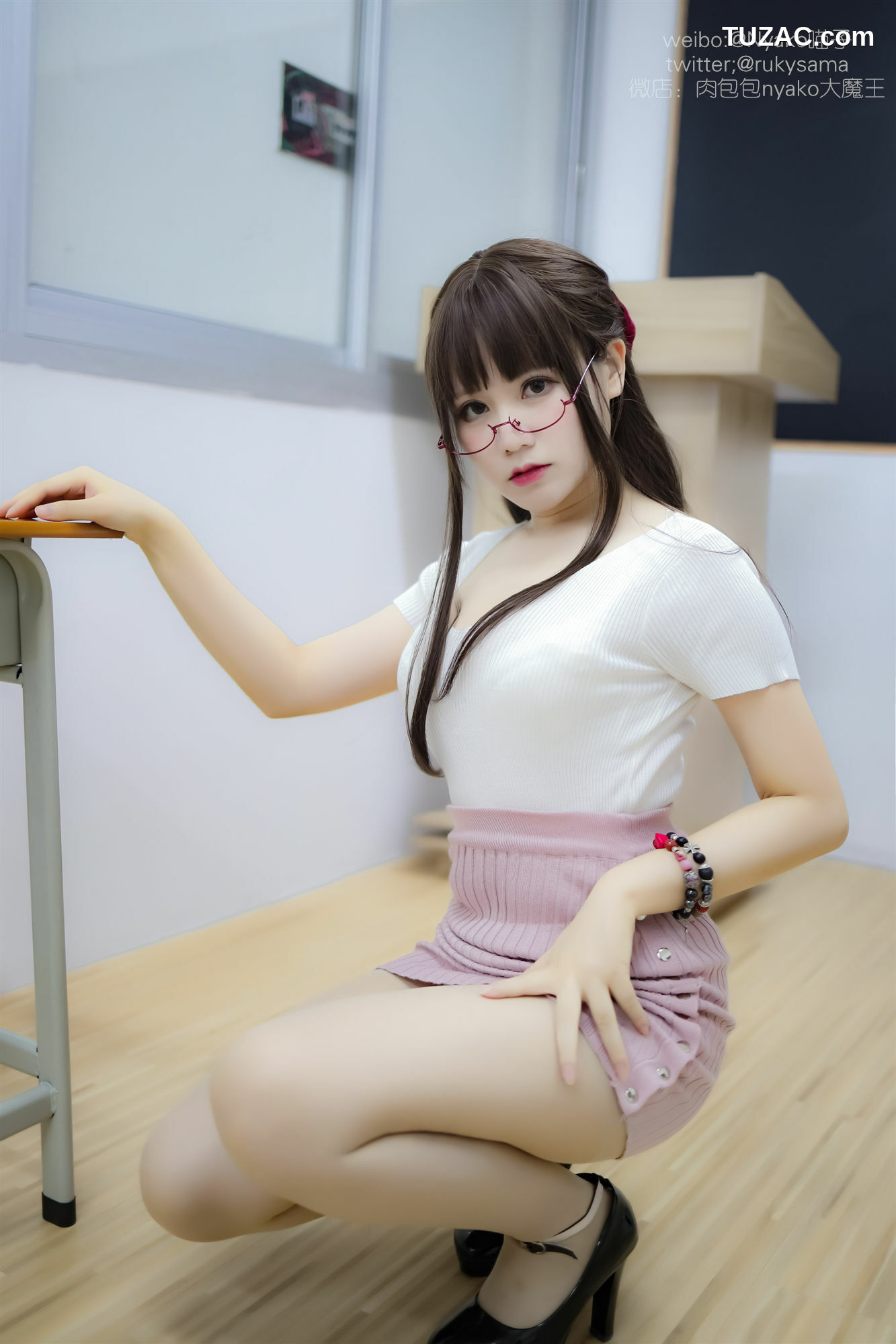 网络美女_ 《欲求不满的老师》 写真集[98P]