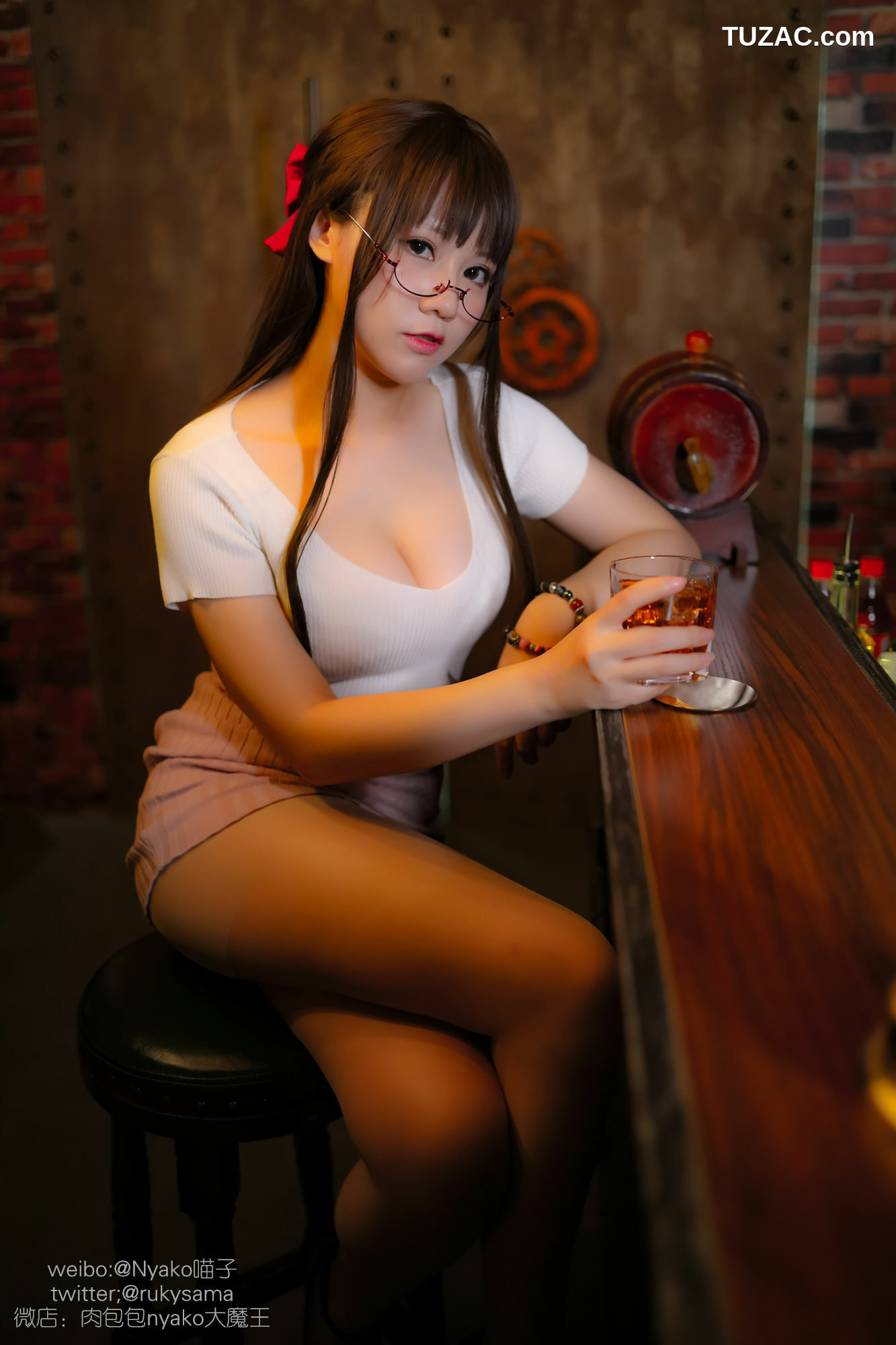 网络美女_ 《欲求不满的老师》 写真集[98P]