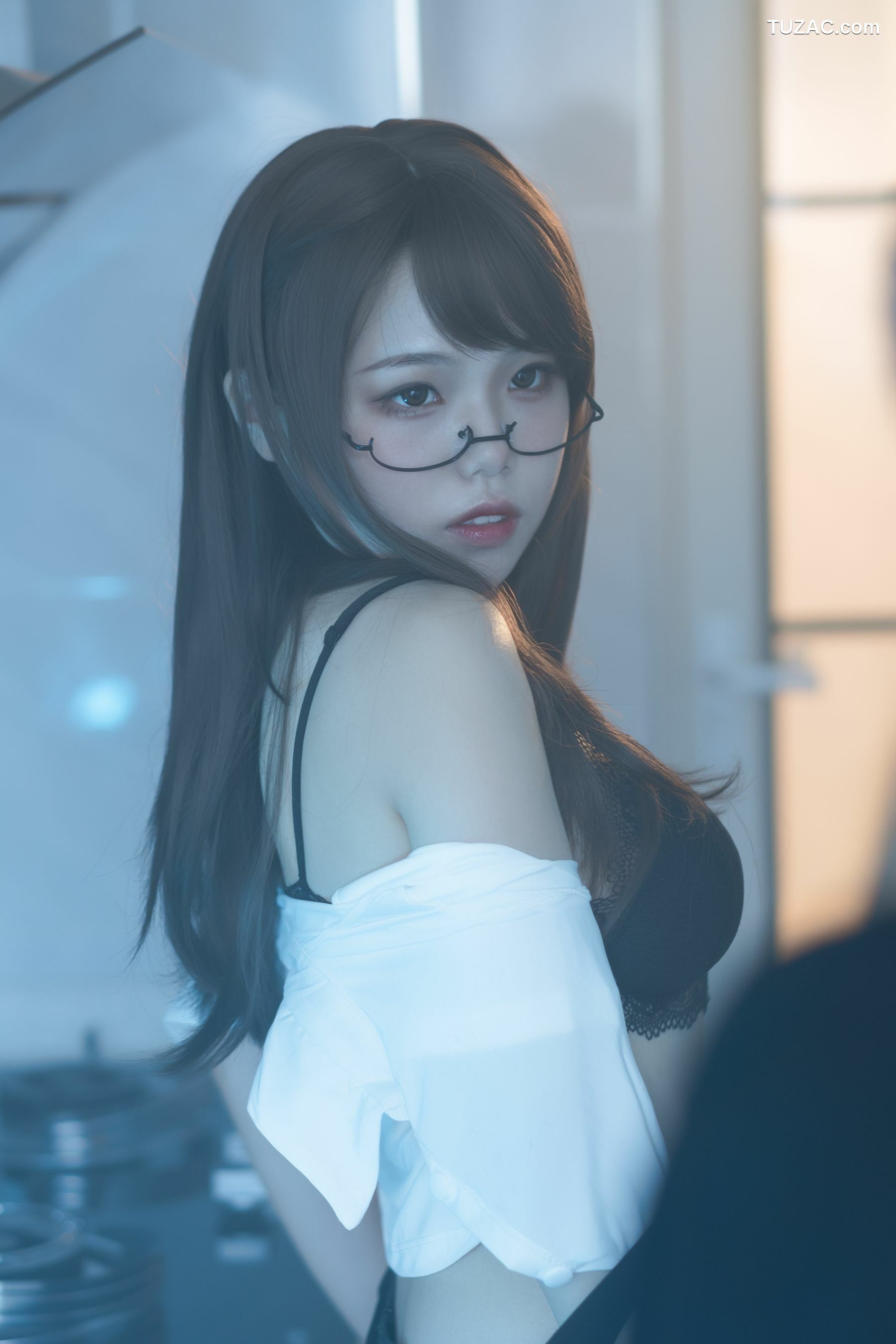 网络美女_ 七月喵子 - 眼镜娘1号 写真套图[21P]