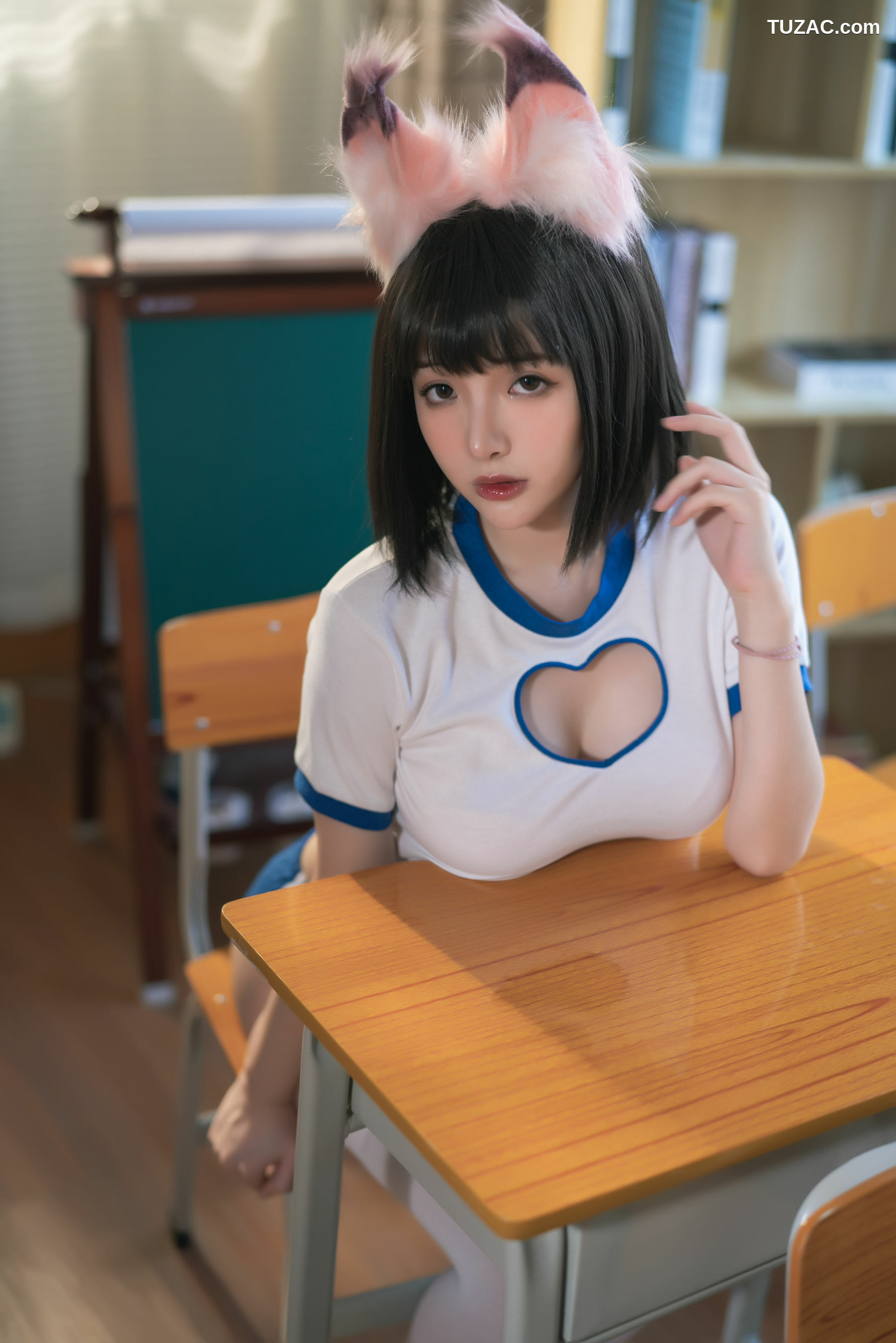 网络美女_ 动漫博主雯妹 - 运动服猫咪[30P]
