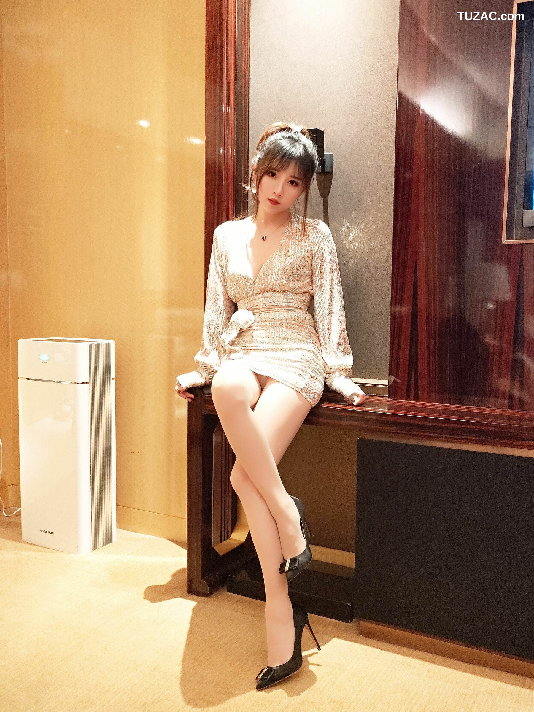 网络美女_ 小女巫露娜 - 亮片裙肉丝[22P]