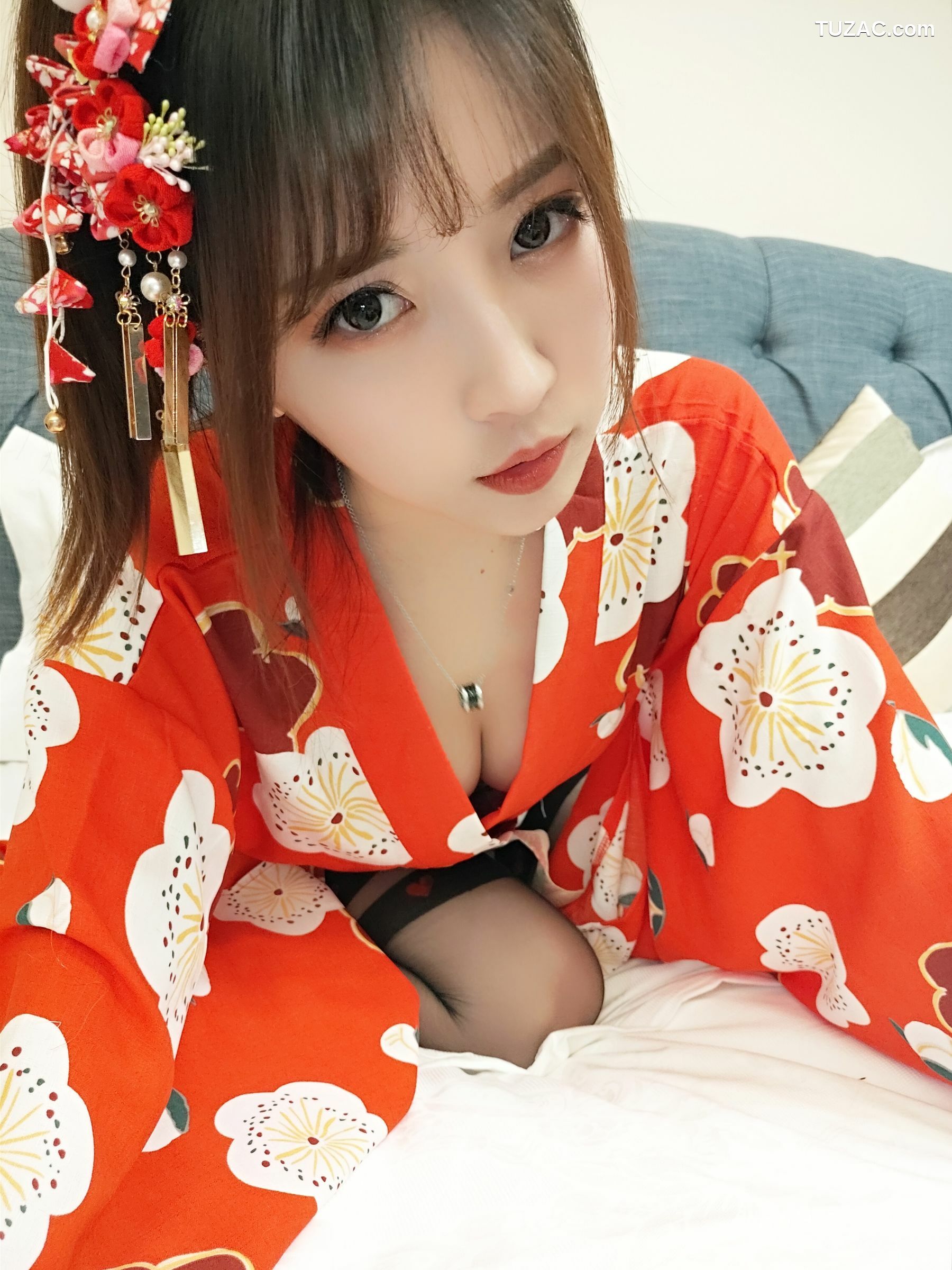 网络美女_ 小女巫露娜 - 和服桃心黑色长筒袜[44P]