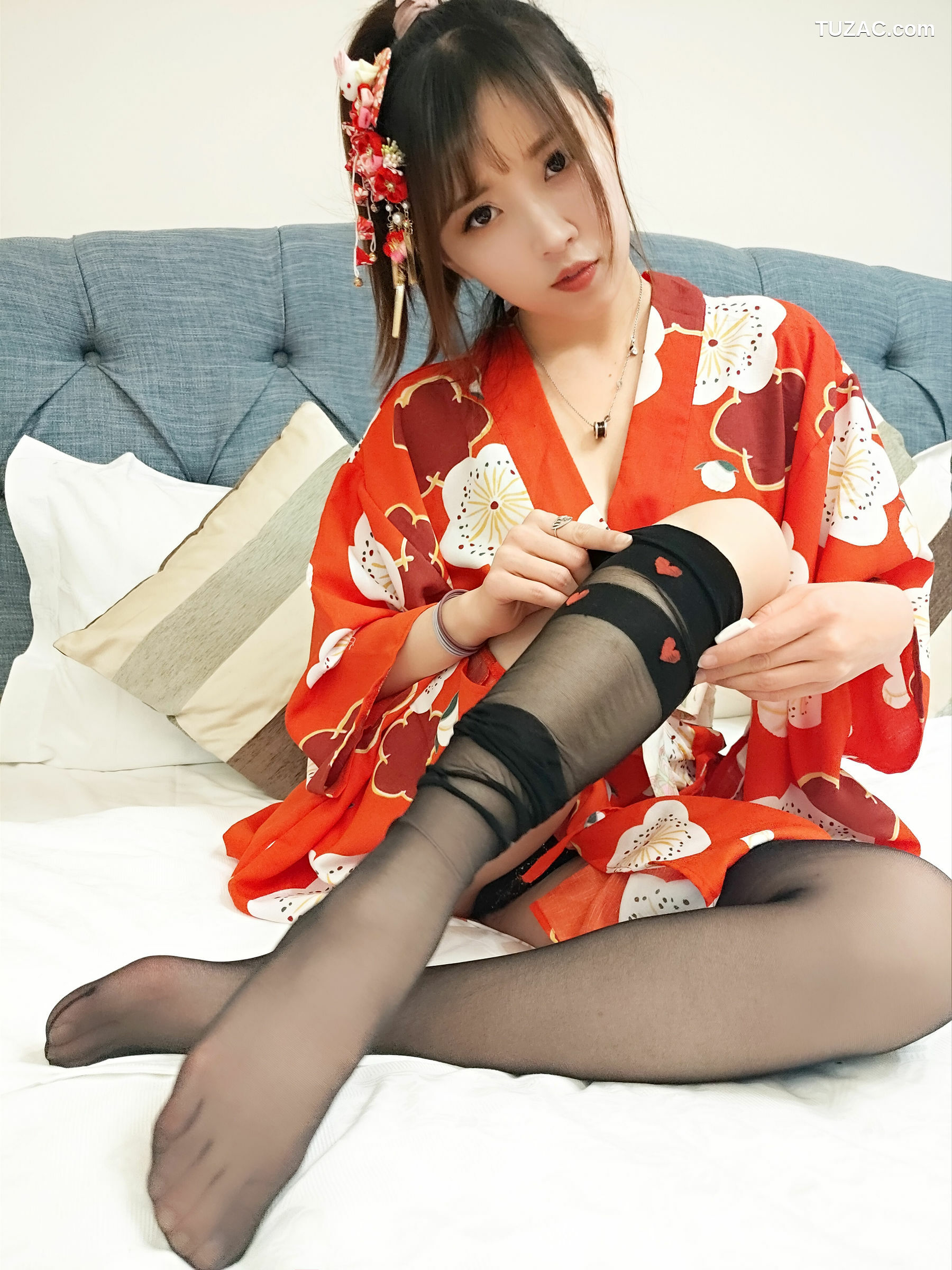 网络美女_ 小女巫露娜 - 和服桃心黑色长筒袜[44P]