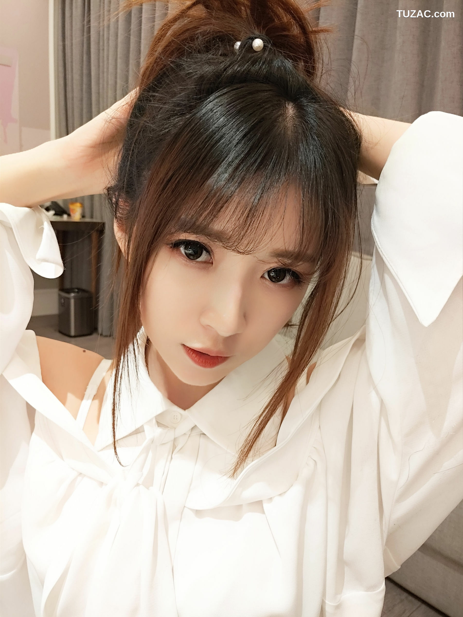 网络美女_ 小女巫露娜 - 条纹提花白衬衣[39P]