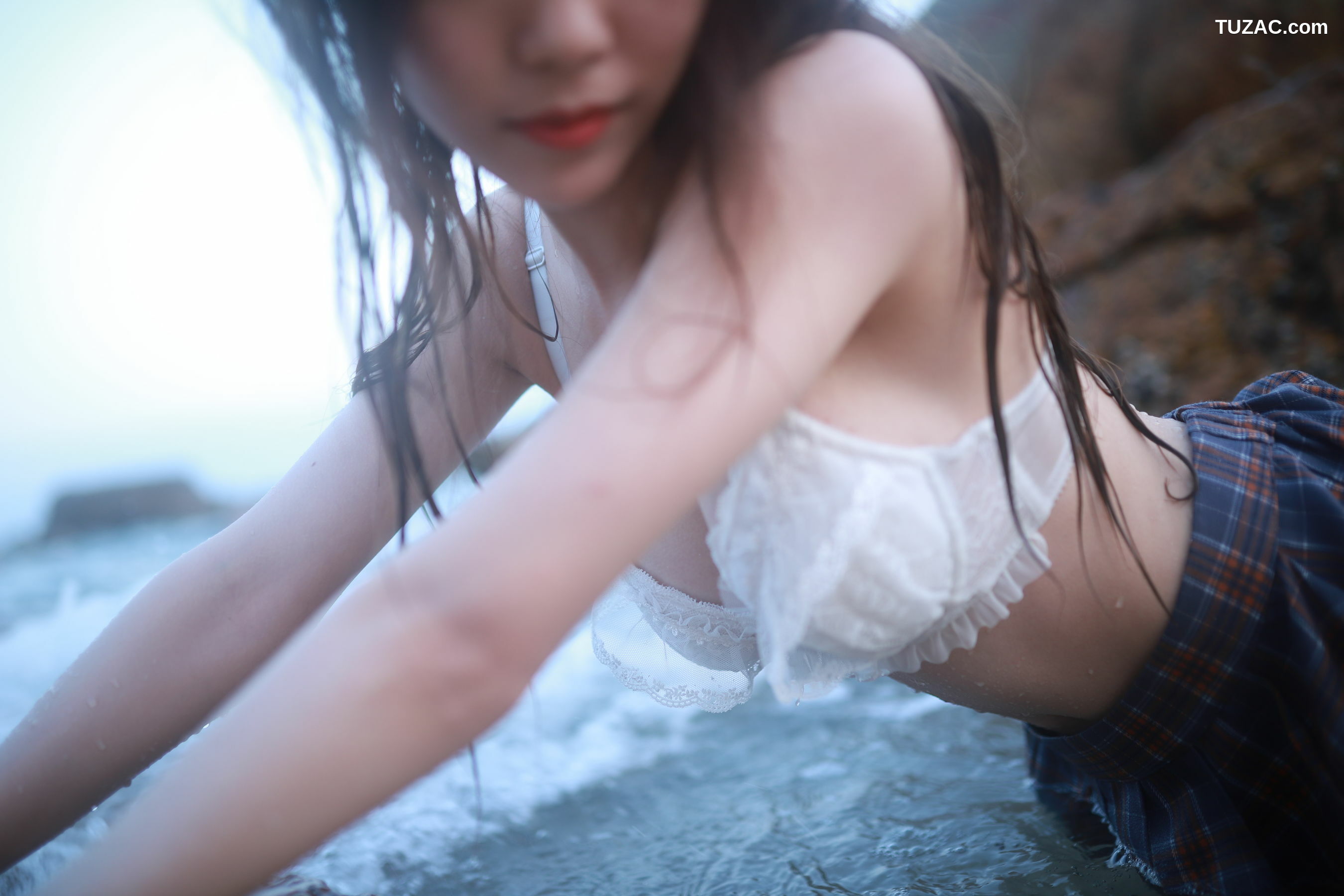 网络美女_ 抖娘-利世 - 海边黑丝[20P]