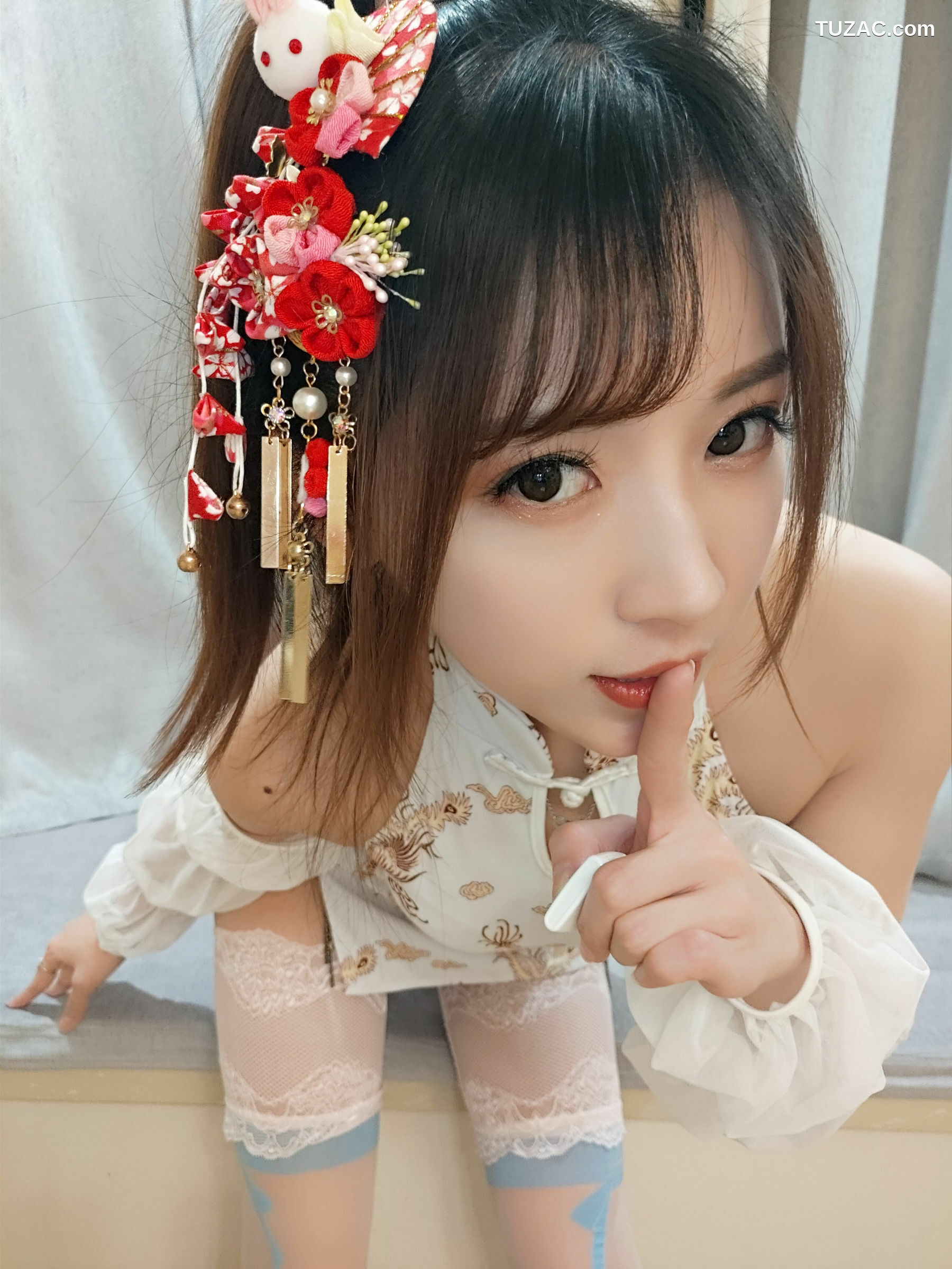 网络美女_ 斗鱼主播小女巫露娜 - 白色蕾丝长筒[38P]