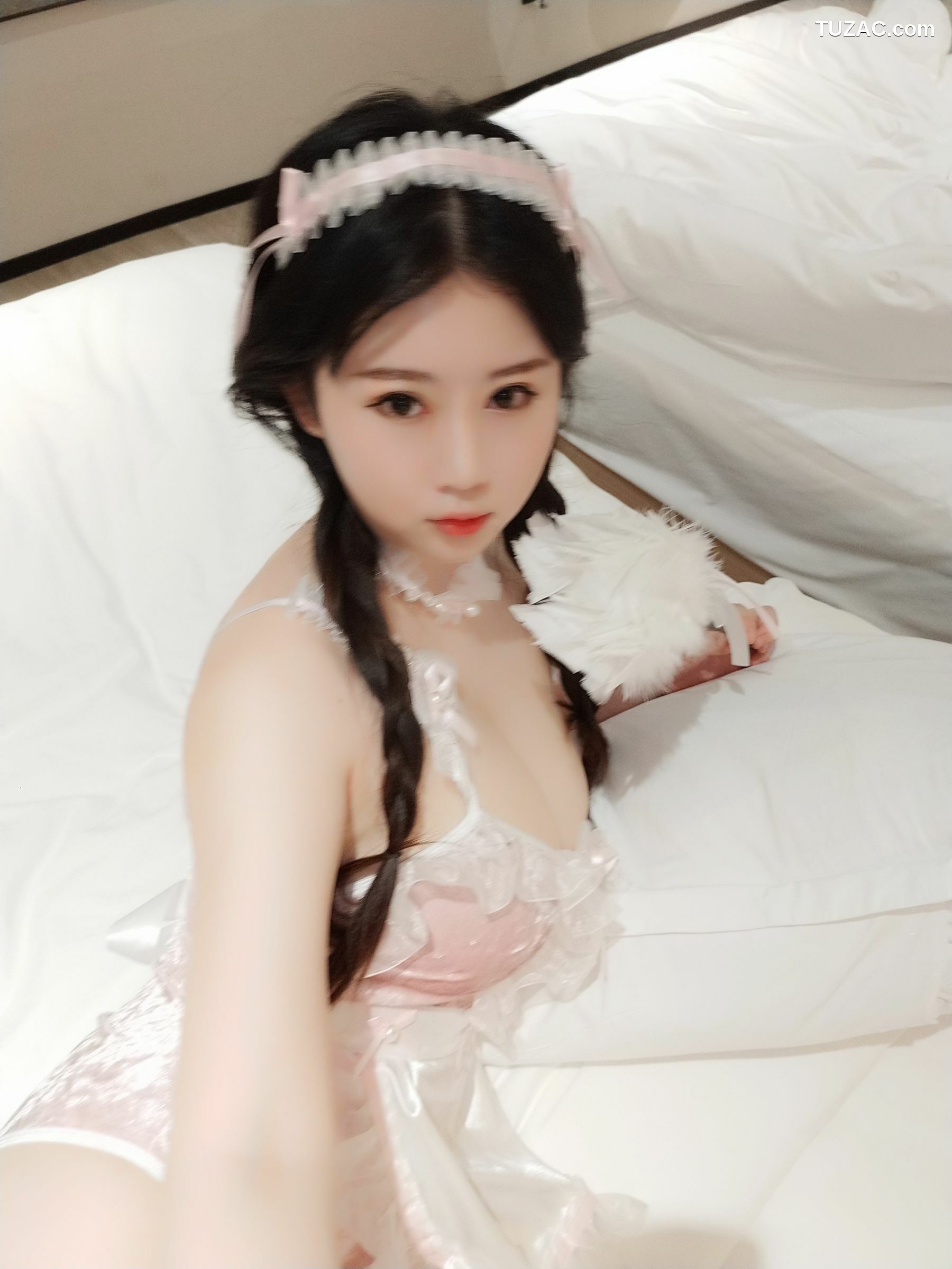 网络美女_ 是依酱呀 - 冬季女友 写真套图[45P]