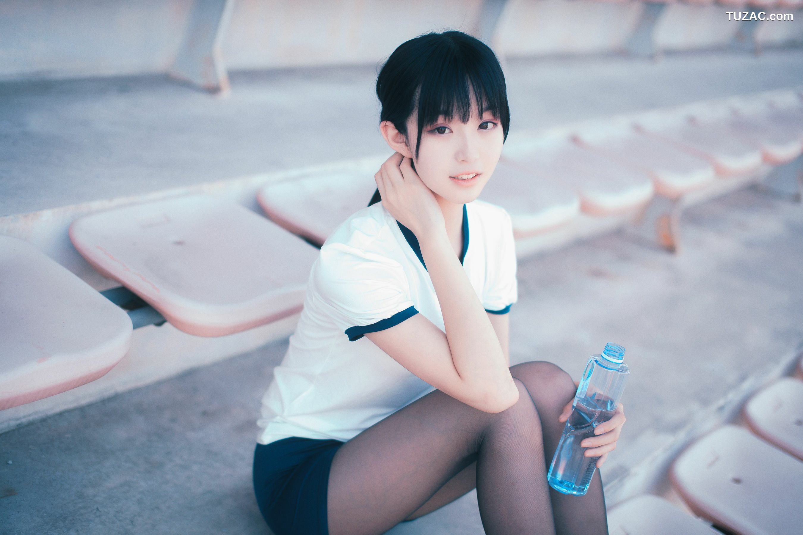 网络美女_ 沧霁桔梗 - 黑丝体操服[53P]