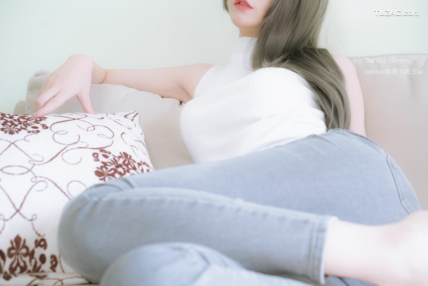 网络美女_ 萌妹子眼酱大魔王w - 白色无袖[32P]