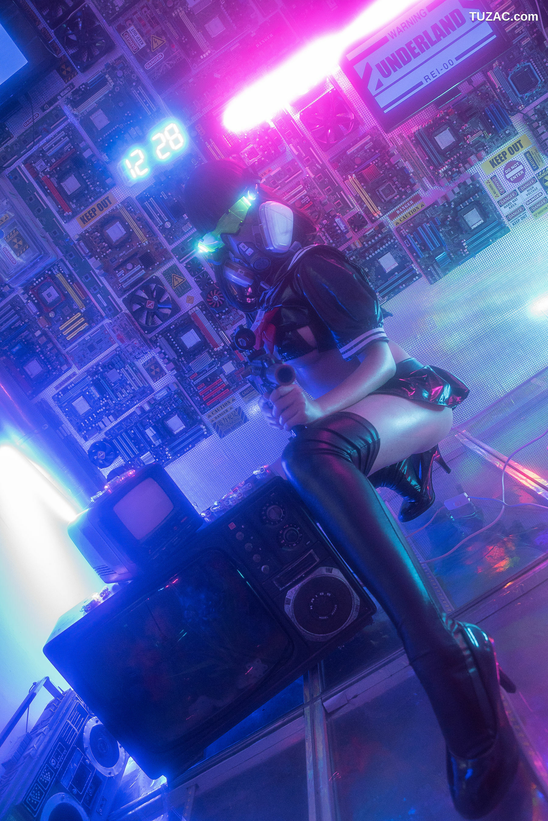 网络美女_ 蜜汁猫裘 《漆皮jk》 写真集[17P]