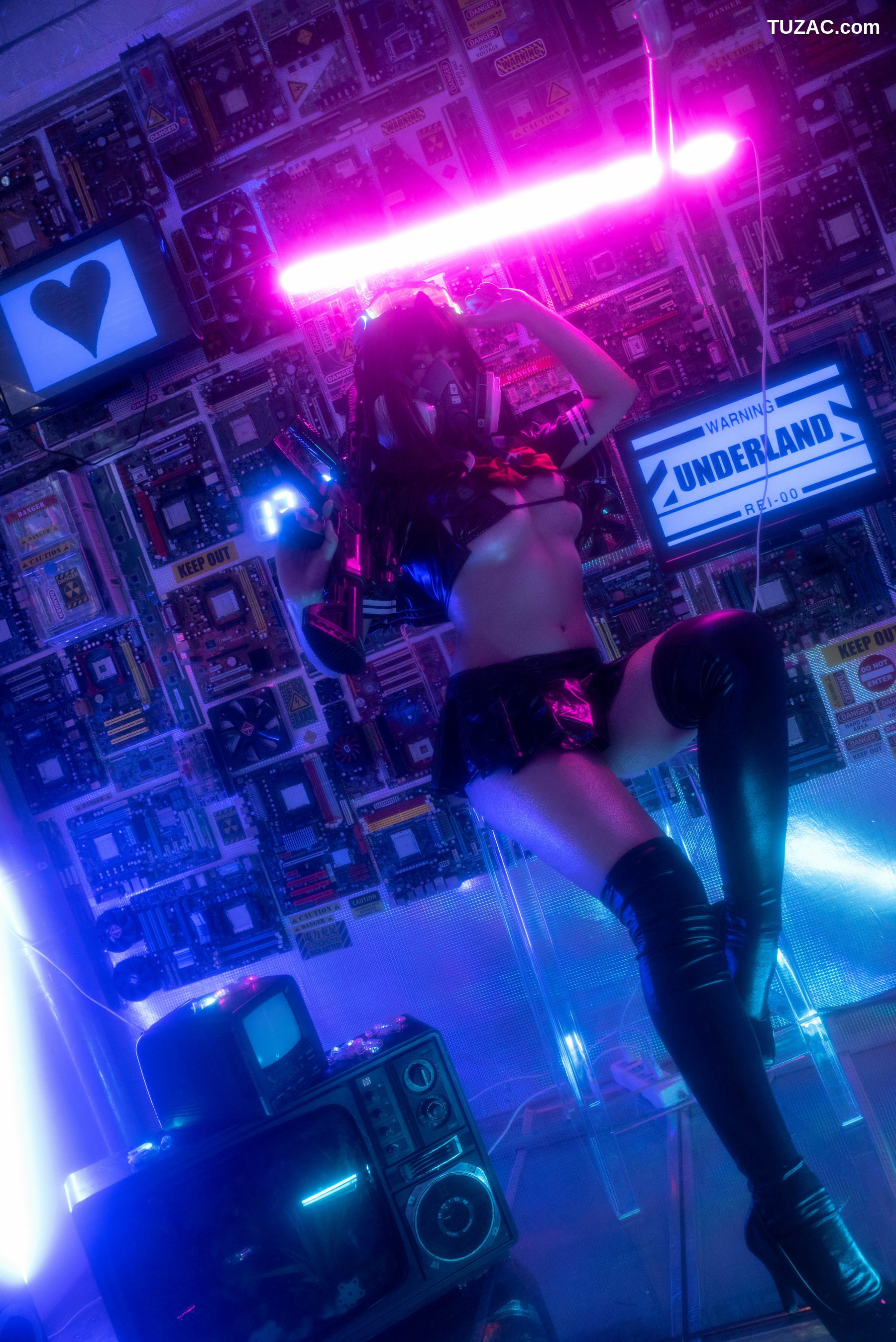 网络美女_ 蜜汁猫裘 《漆皮jk》 写真集[17P]