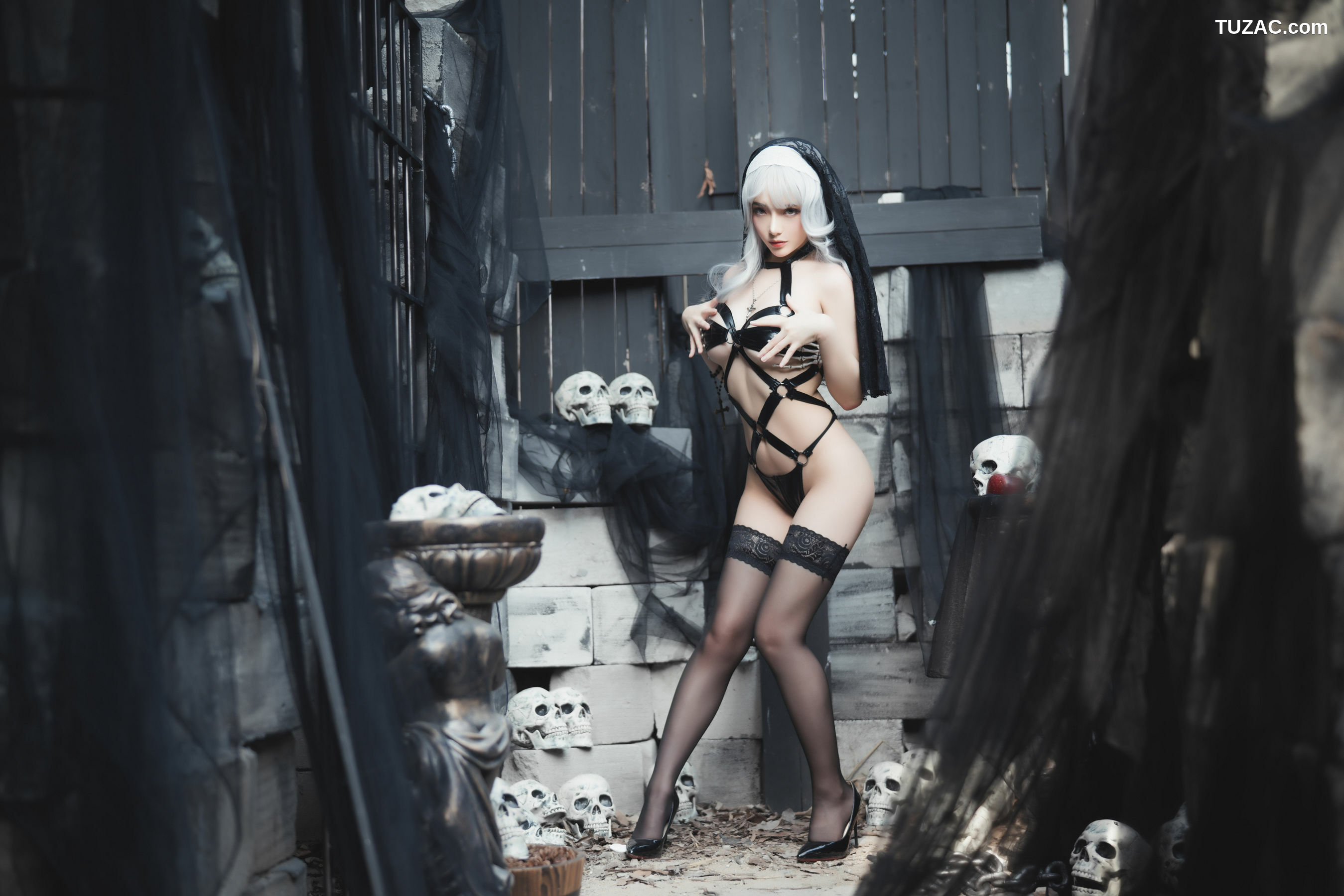 网络美女_ 雯妹 - 暗黑修女[28P]