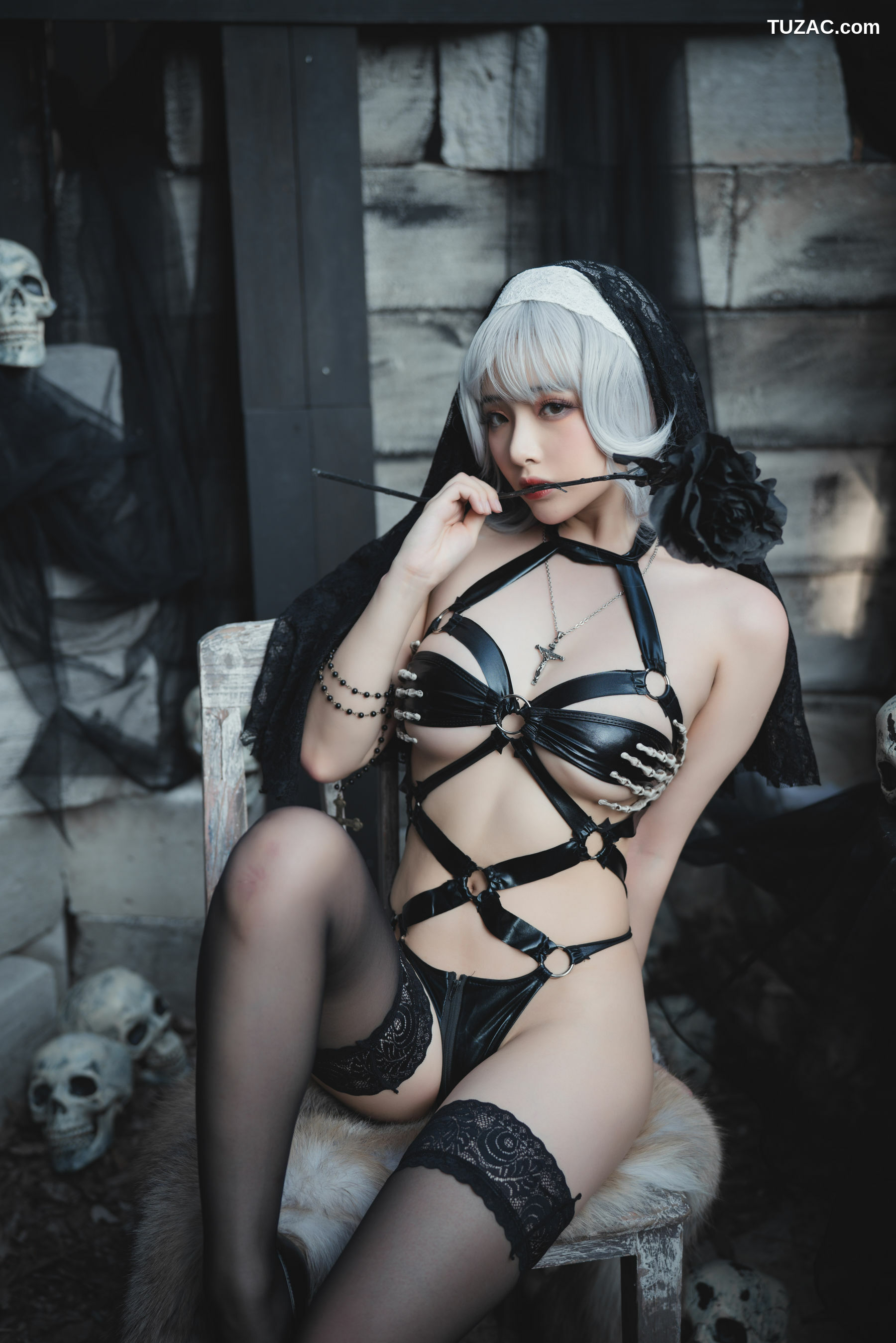 网络美女_ 雯妹 - 暗黑修女[28P]