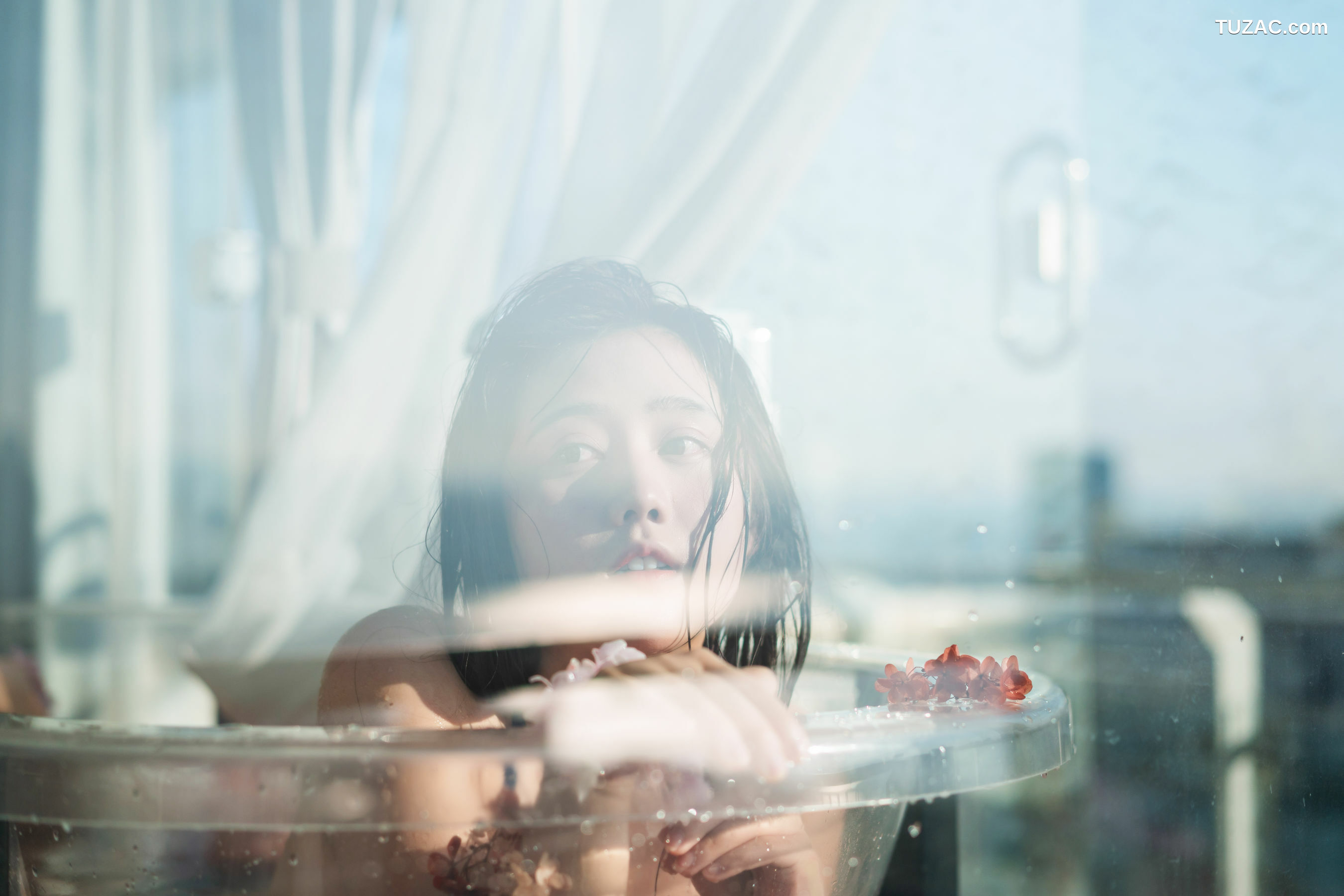 网络美女_COS福利姬镜酱 《私奔之泳衣》 写真集