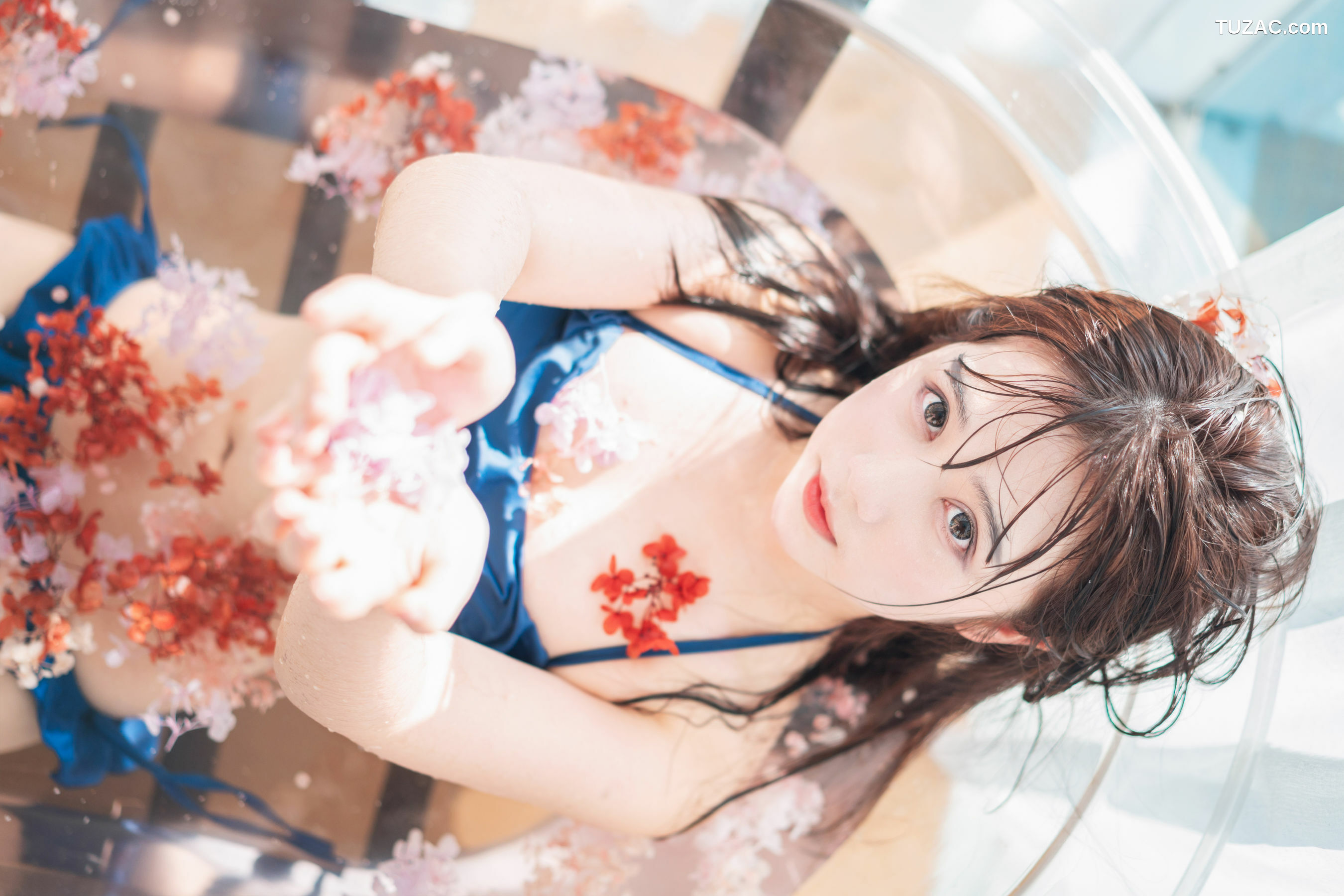 网络美女_COS福利姬镜酱 《私奔之泳衣》 写真集