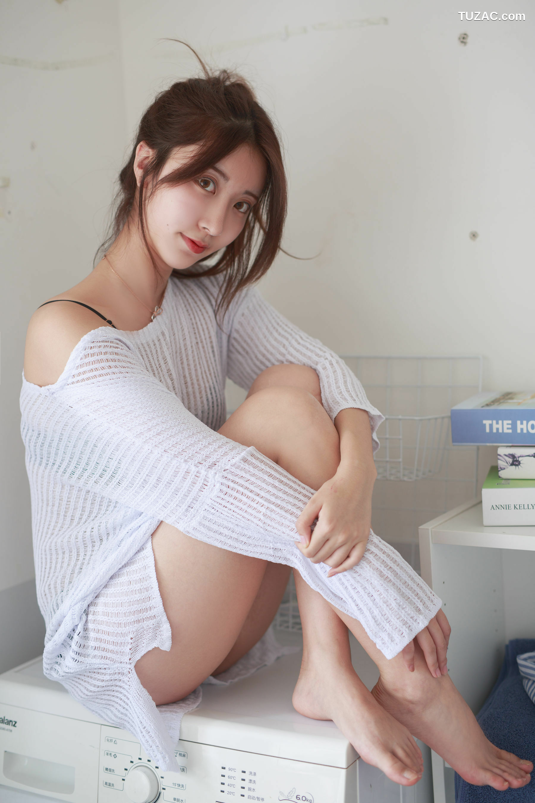 网络美女_Coser黑川 《白色洞洞毛衣》 写真集