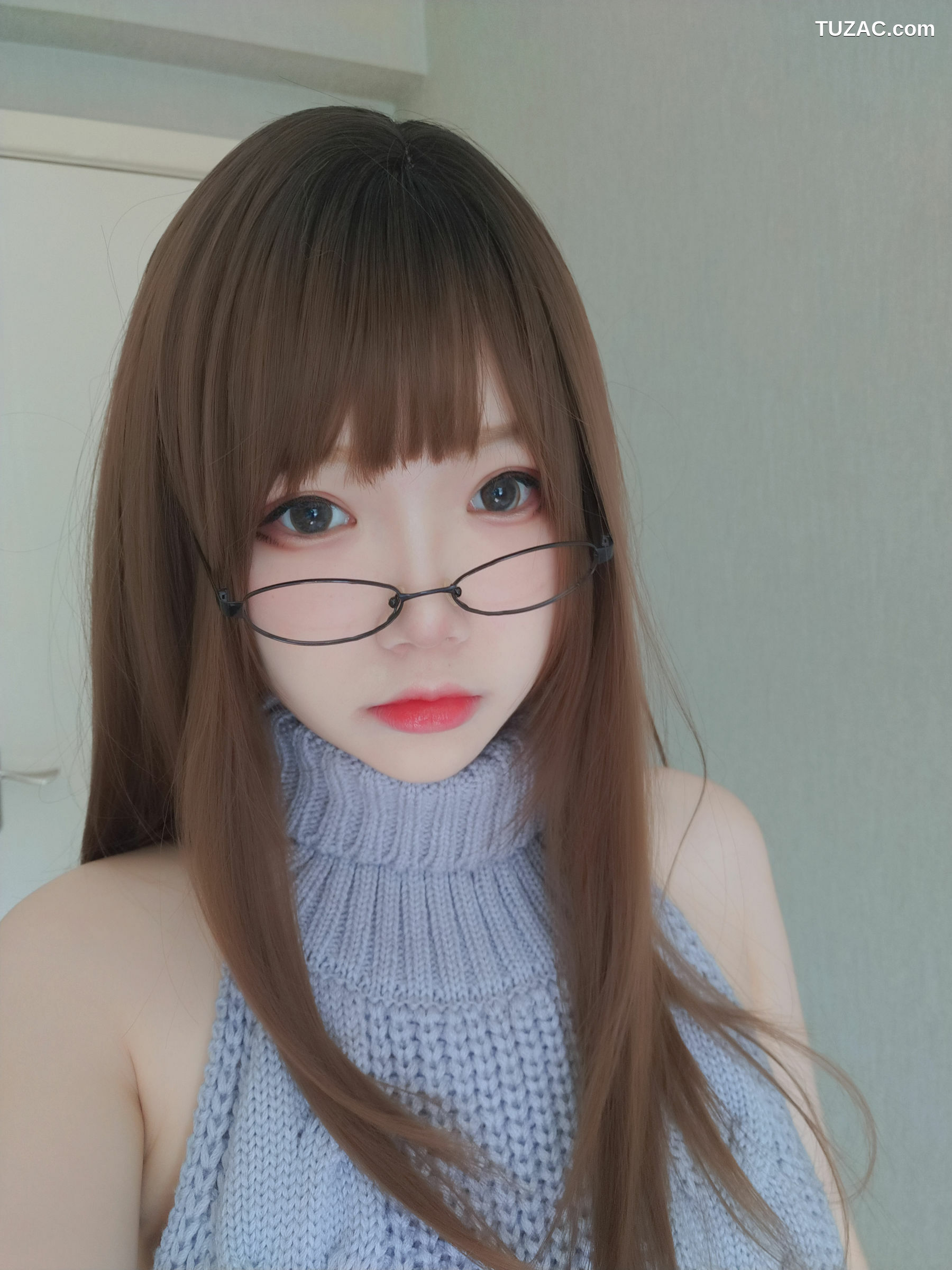 网络美女_动漫博主雪晴Astra - 黑丝漏背毛衣