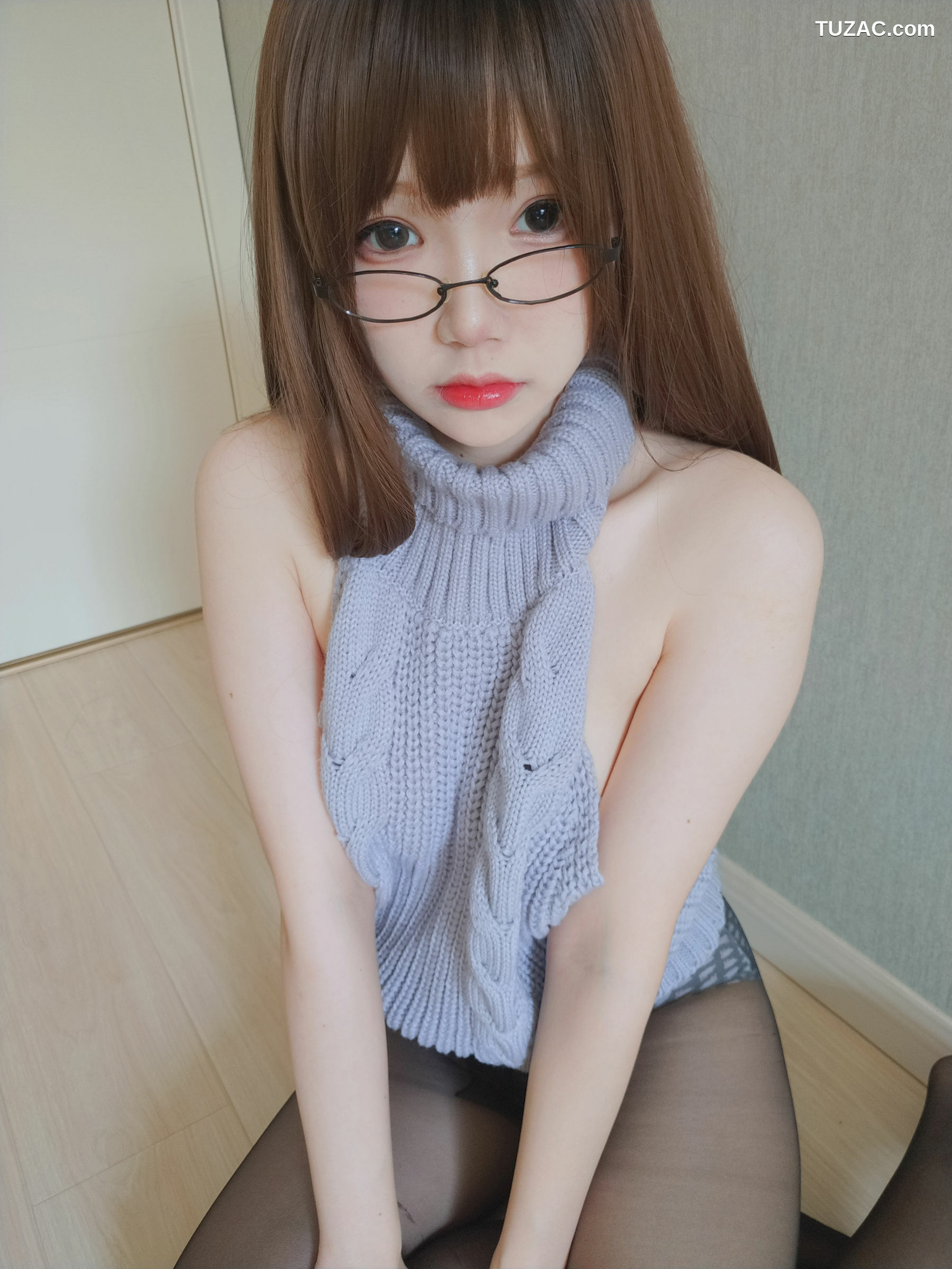 网络美女_动漫博主雪晴Astra - 黑丝漏背毛衣