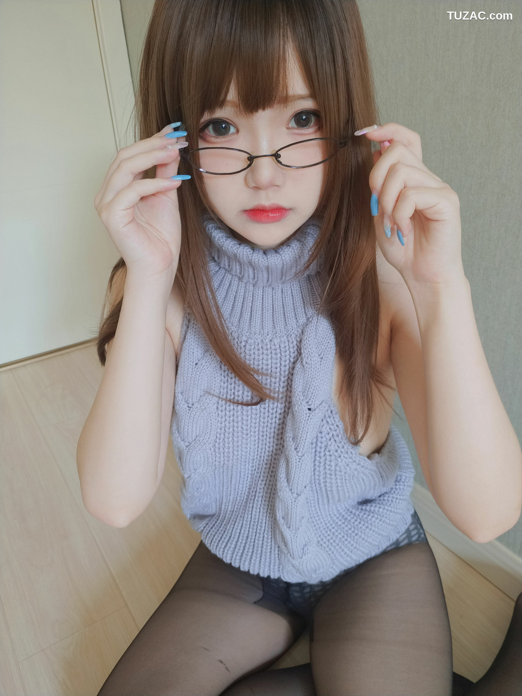 网络美女_动漫博主雪晴Astra - 黑丝漏背毛衣