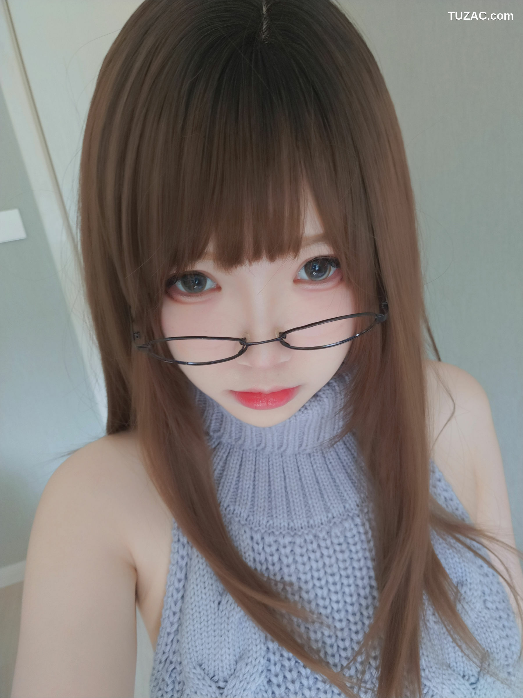 网络美女_动漫博主雪晴Astra - 黑丝漏背毛衣
