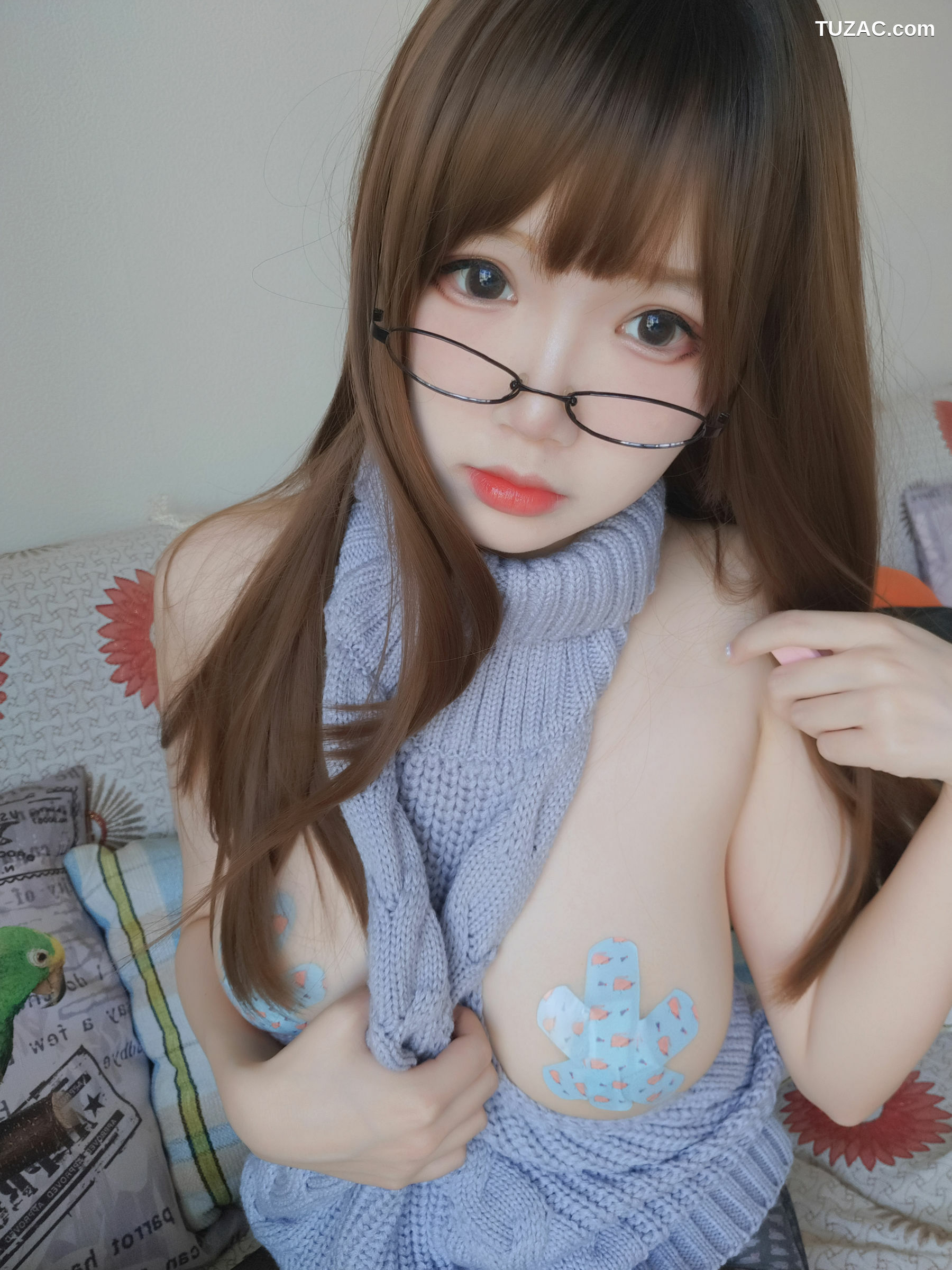 网络美女_动漫博主雪晴Astra - 黑丝漏背毛衣
