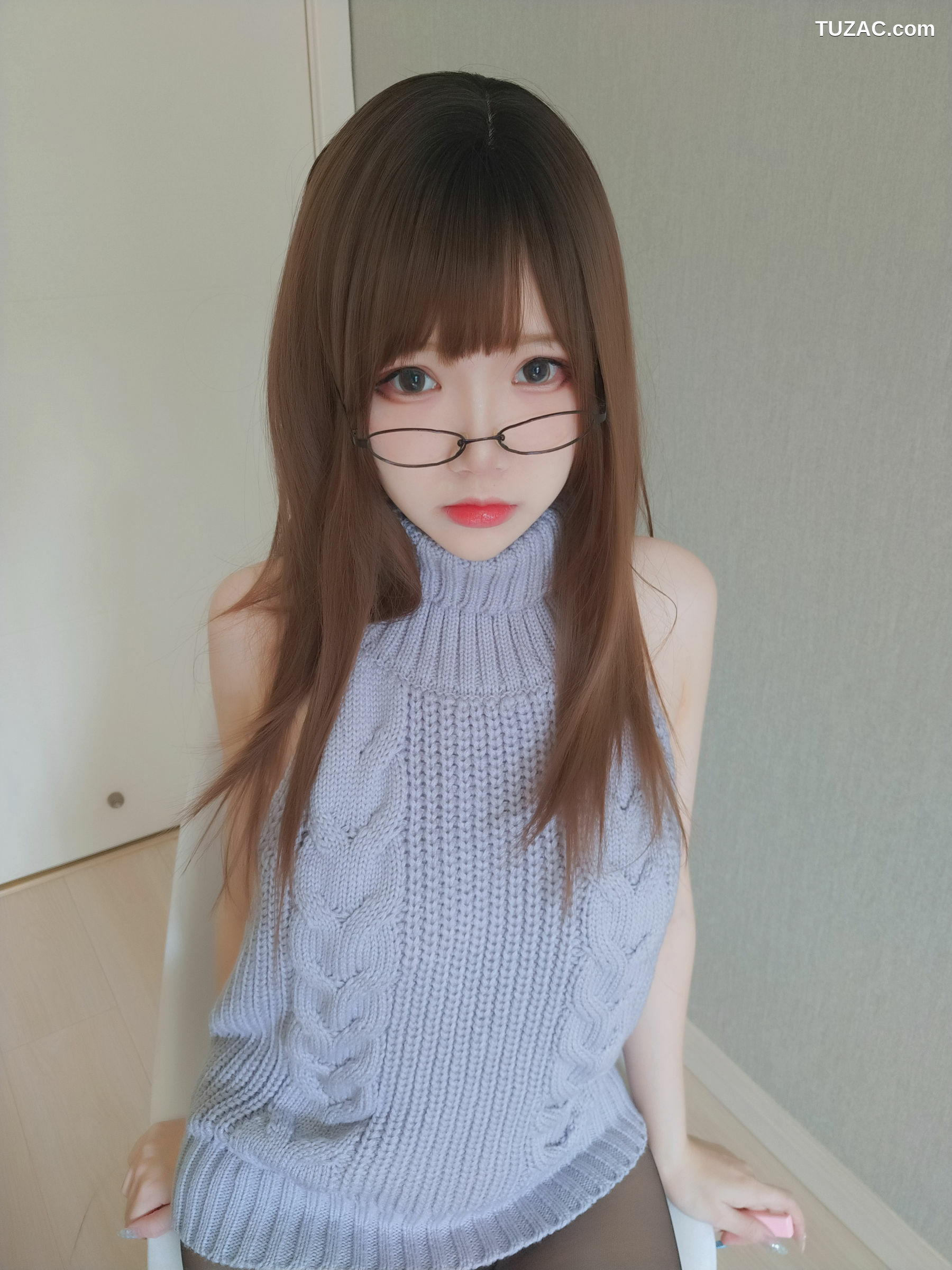 网络美女_动漫博主雪晴Astra - 黑丝漏背毛衣