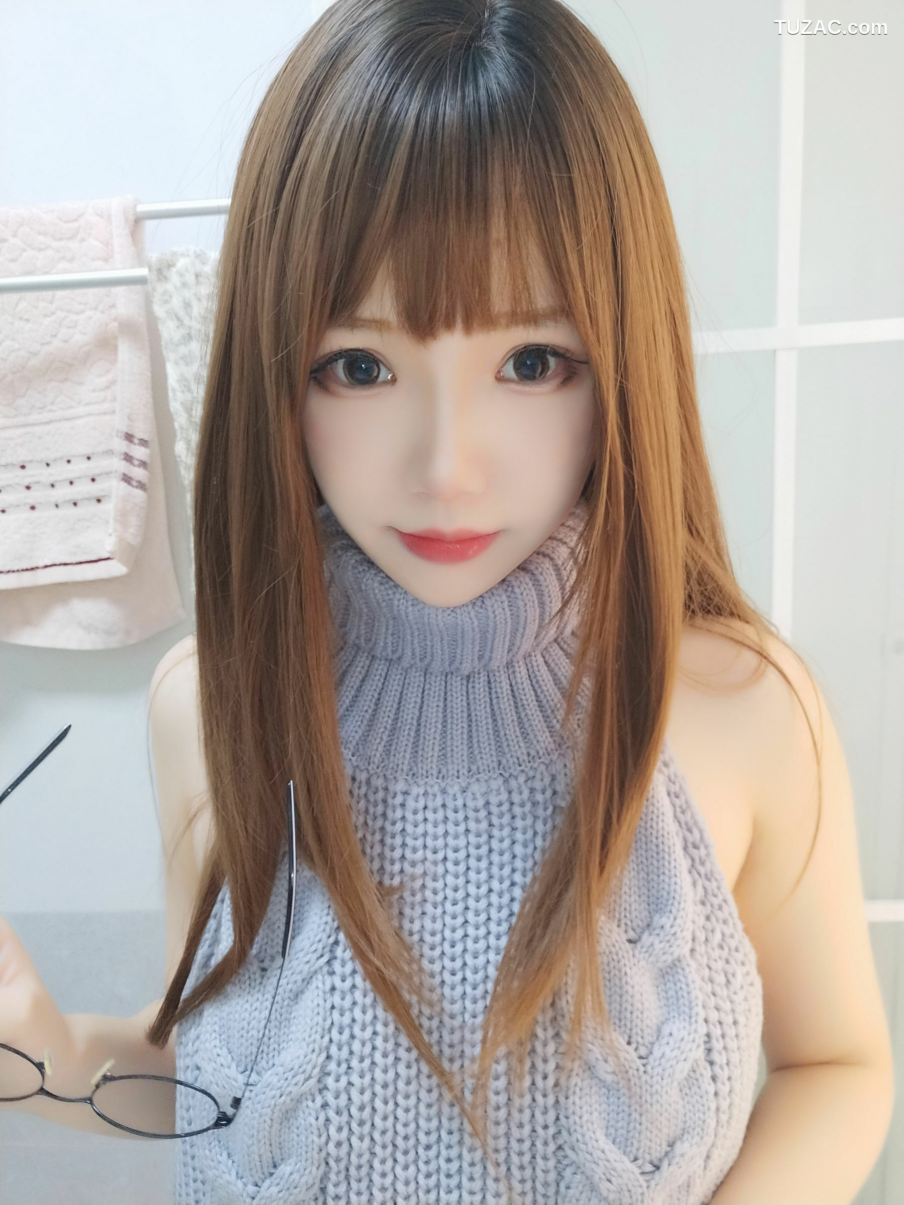 网络美女_动漫博主雪晴Astra - 黑丝漏背毛衣