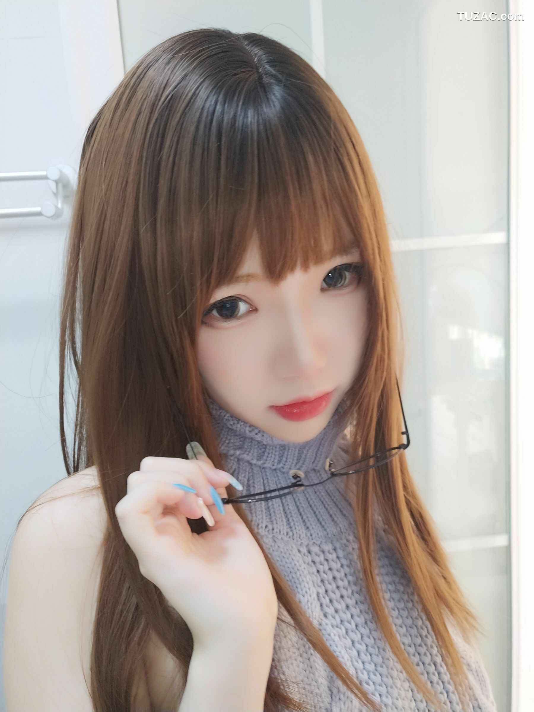 网络美女_动漫博主雪晴Astra - 黑丝漏背毛衣