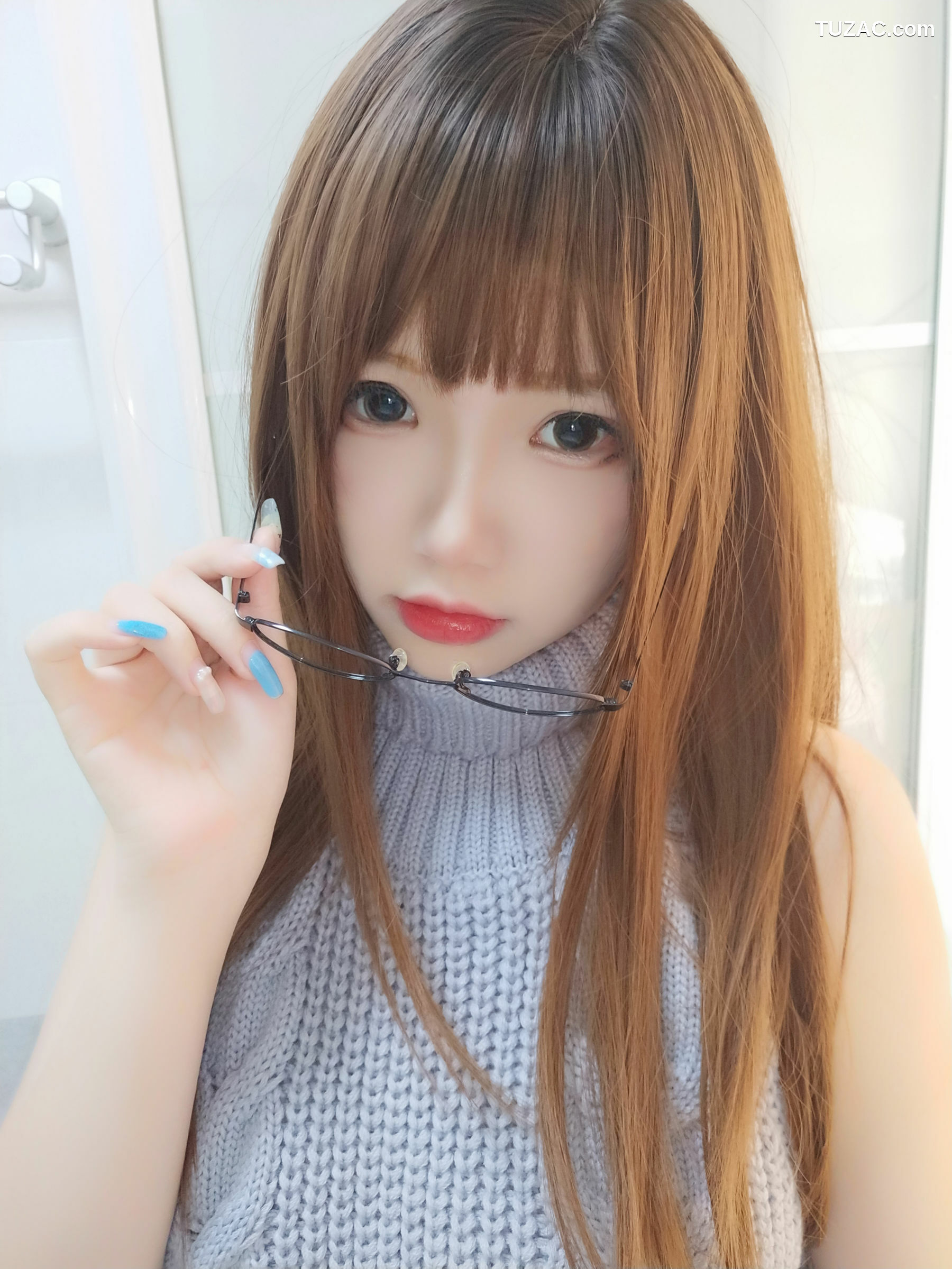 网络美女_动漫博主雪晴Astra - 黑丝漏背毛衣