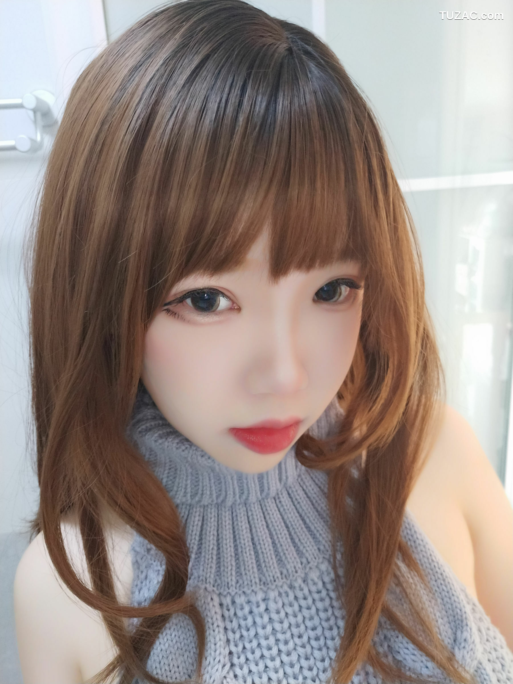 网络美女_动漫博主雪晴Astra - 黑丝漏背毛衣