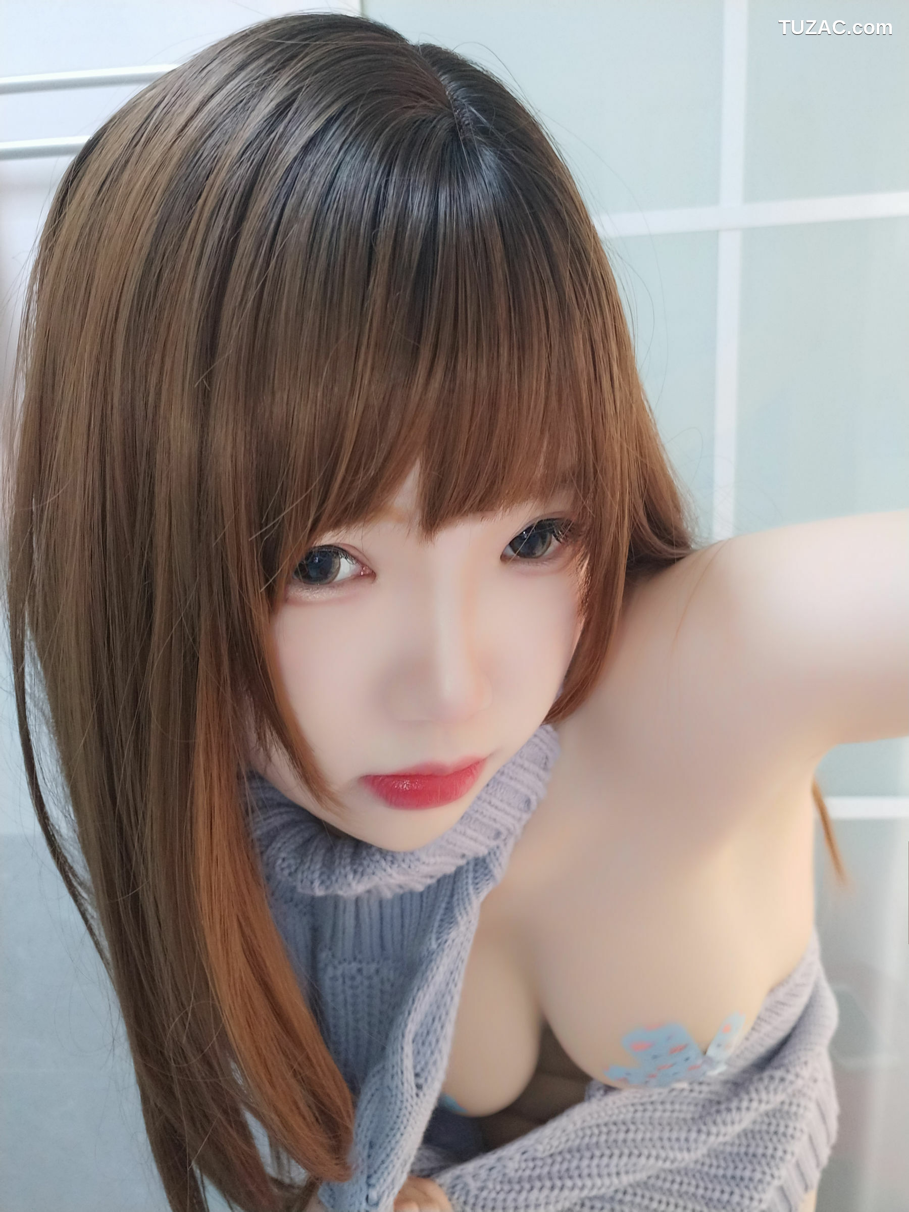 网络美女_动漫博主雪晴Astra - 黑丝漏背毛衣