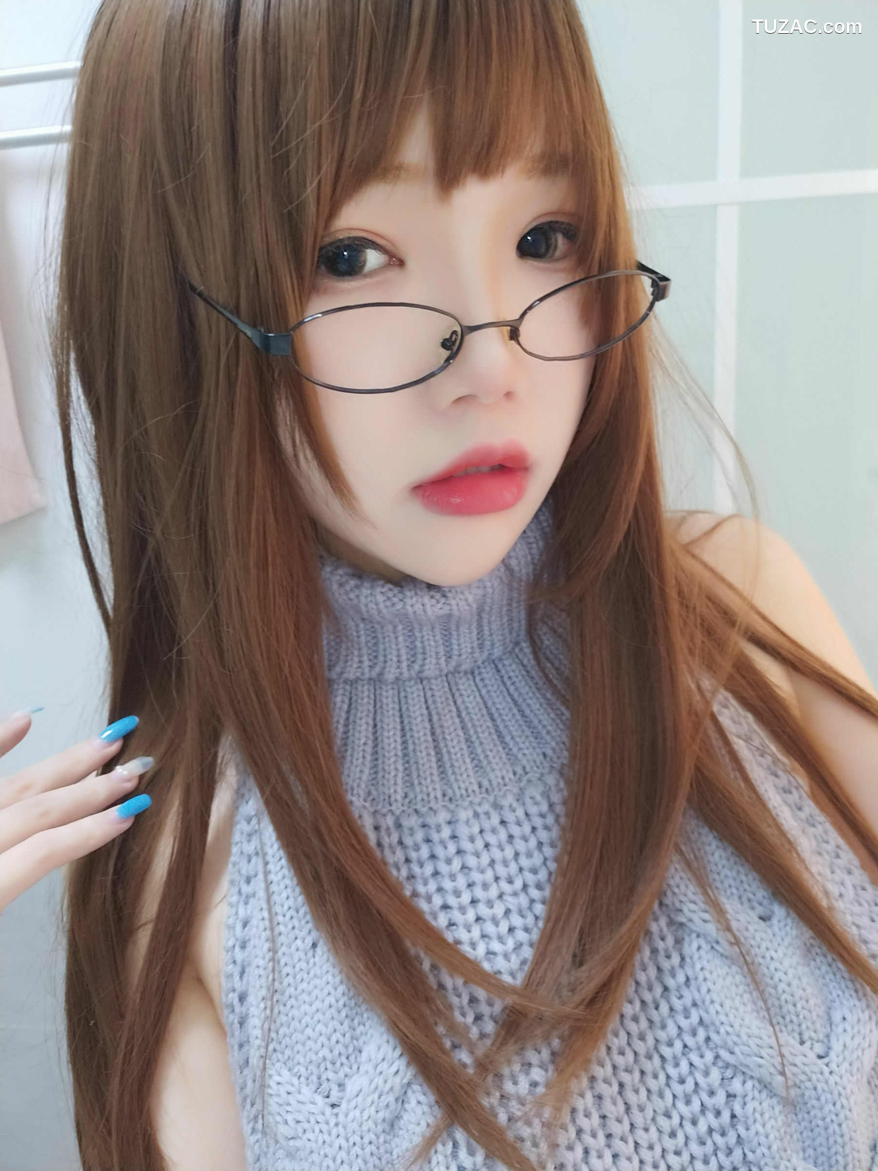 网络美女_动漫博主雪晴Astra - 黑丝漏背毛衣