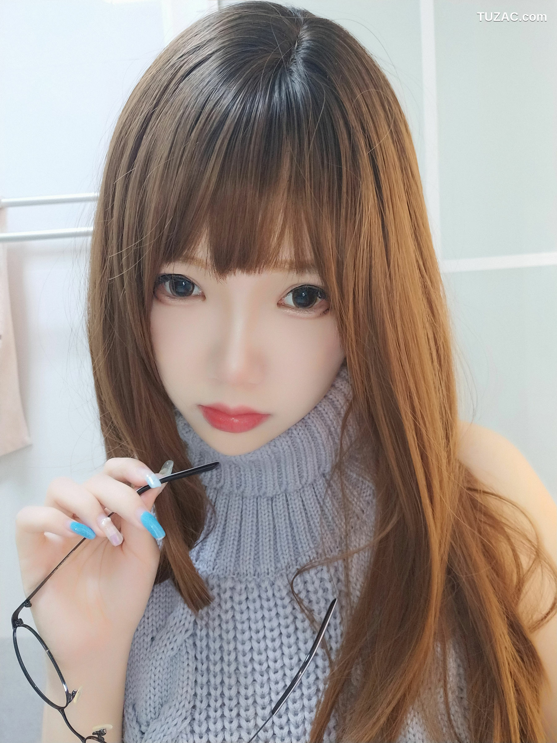 网络美女_动漫博主雪晴Astra - 黑丝漏背毛衣