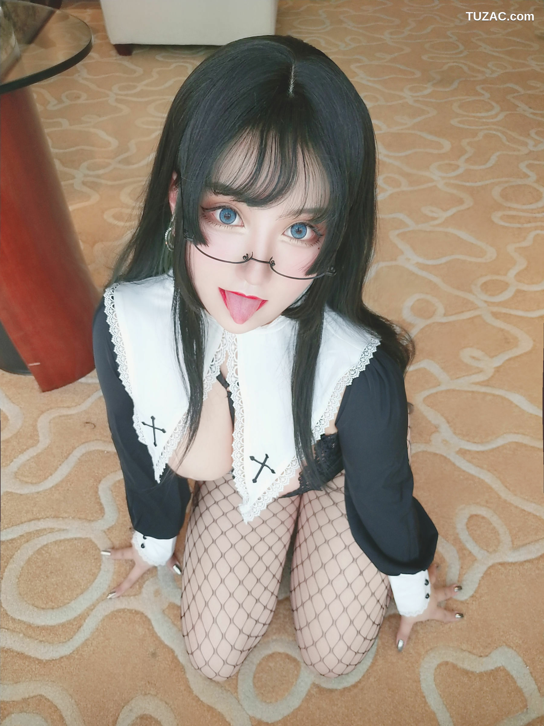 网络美女_夏鸽鸽不想起床 《修女》 写真集