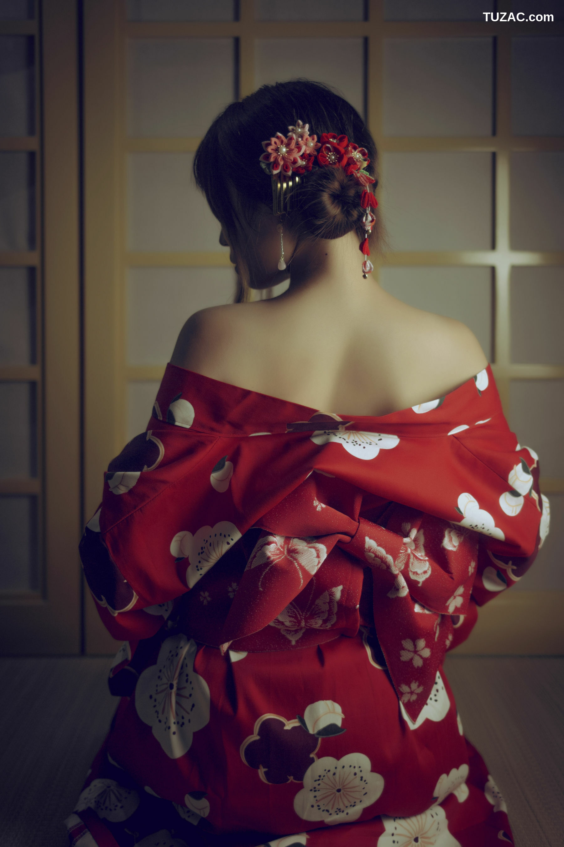 网络美女_白易子教主 《H系》 写真集